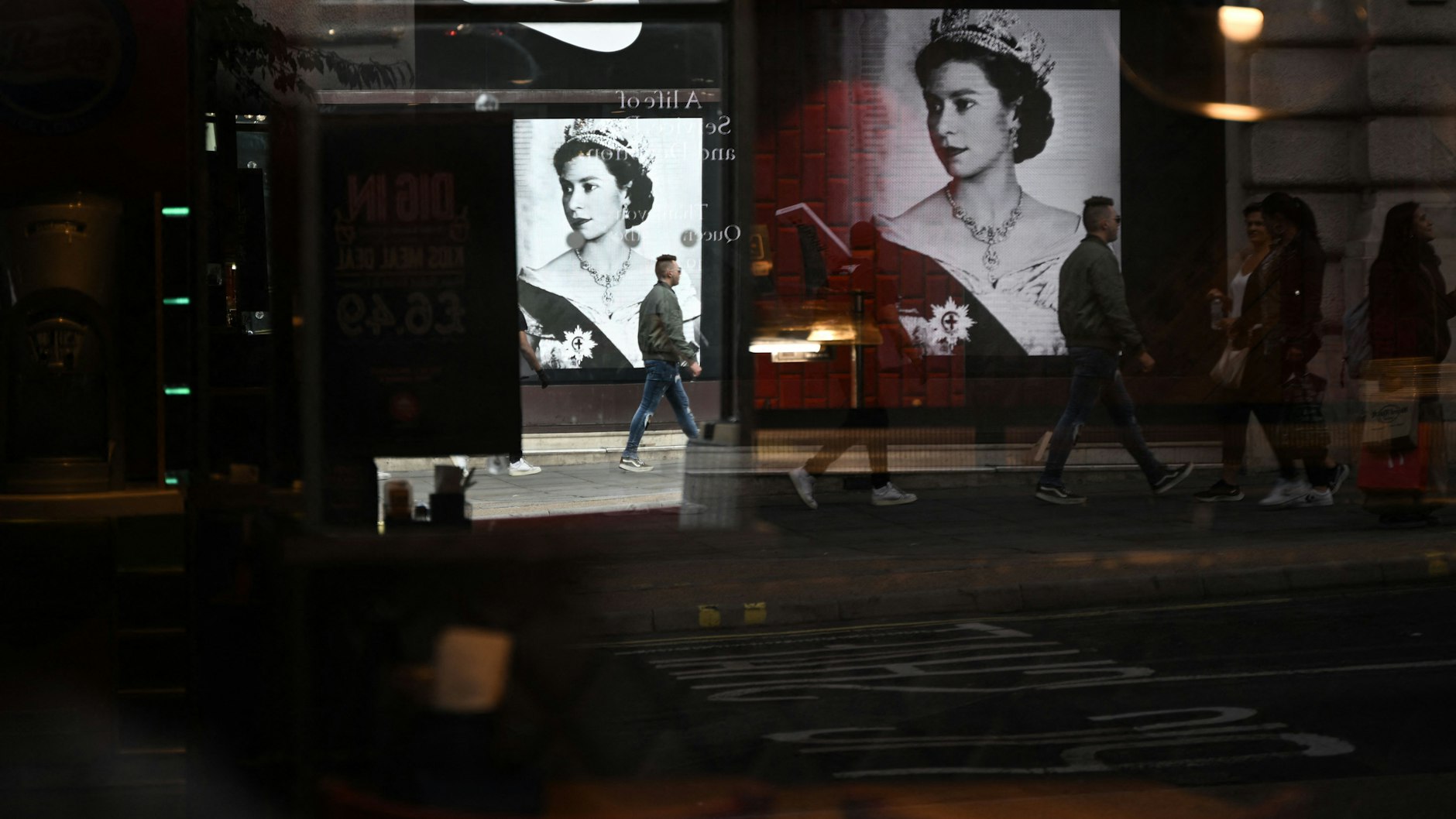London bereitet sich auf das Staatsbegräbnis vor. Überall in der Stadt sind Schwarzweiß-Fotos der Queen zu sehen.&nbsp;