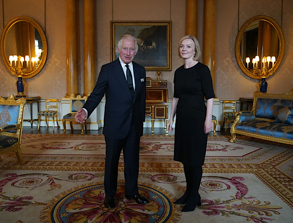 Der neue König Charles III. (l) empfängt Großbritanniens Premierministerin Liz Truss.&nbsp;
