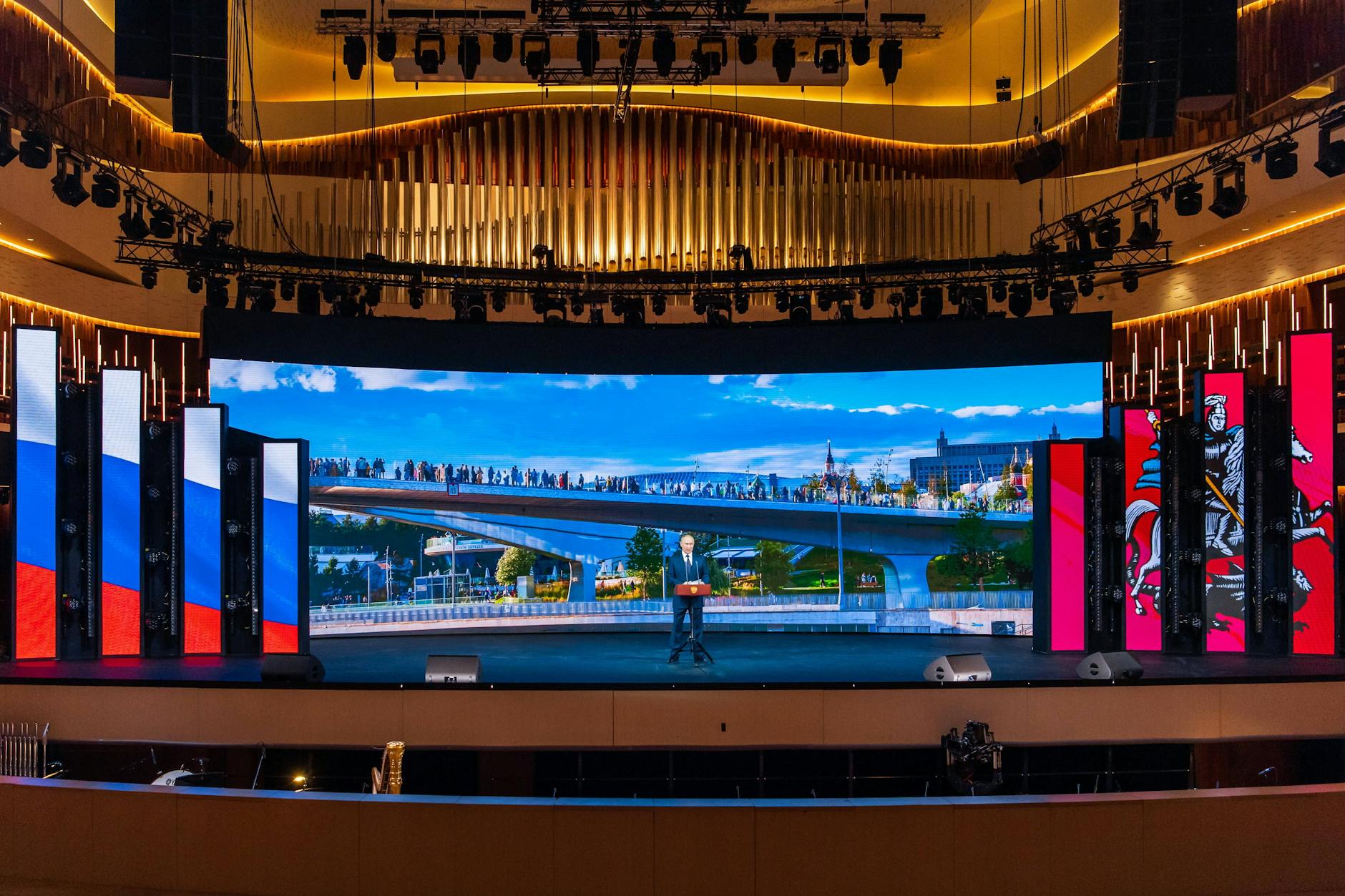 Kleiner Mann in großer Kulisse: Wladimir Putin spricht zum 875. Gründungstag Moskaus.