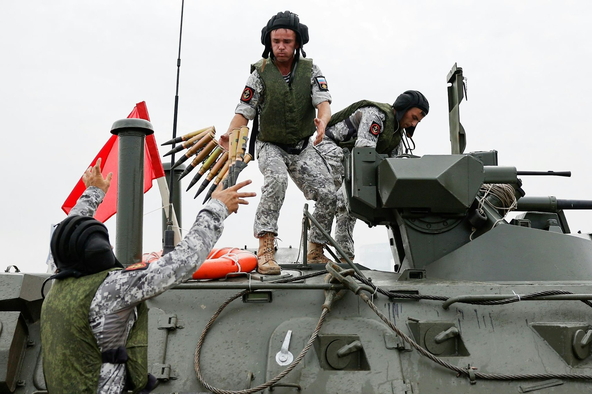 Russische Soldaten auf einem gepanzerten Mannschaftstransporter (Symbolbild).&nbsp;