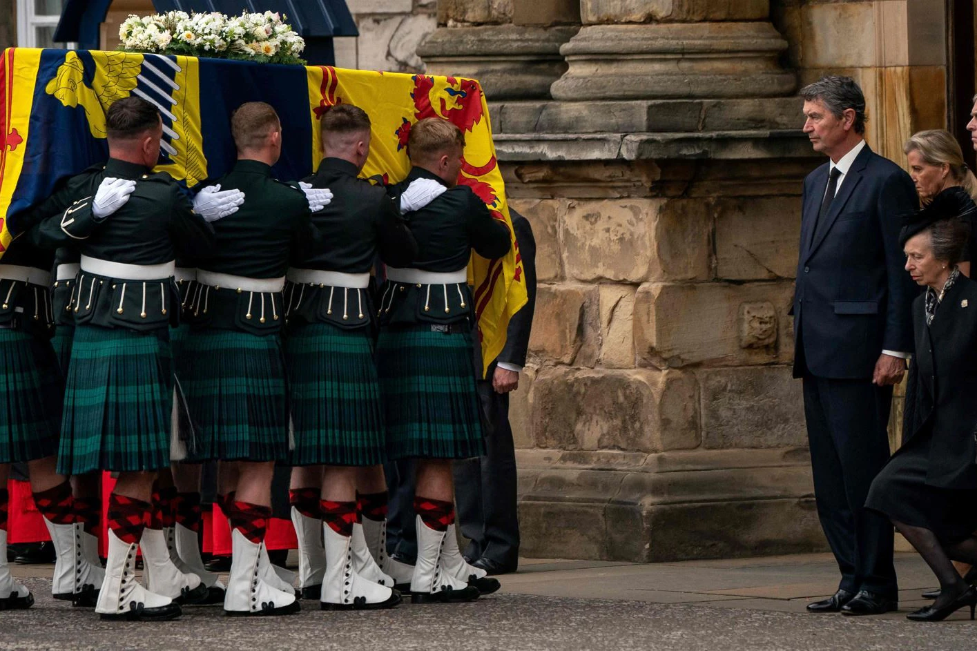 Der Sarg von Queen Elizabeth II. wird in den Palace of Holyroodhouse in Edinburgh getragen.