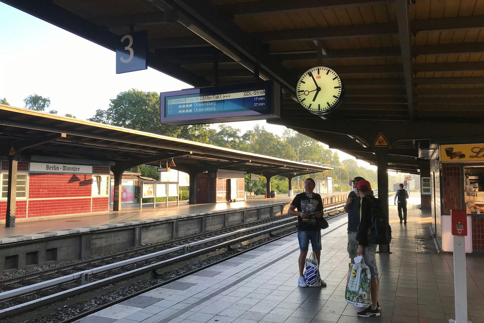 Fährgäste am S-Bahnhof Wannsee bei einem früheren Zugausfall.
