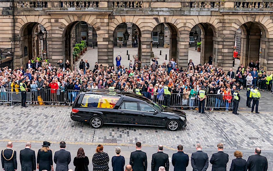 Der Leichenwagen der Queen erreicht Edinburgh.