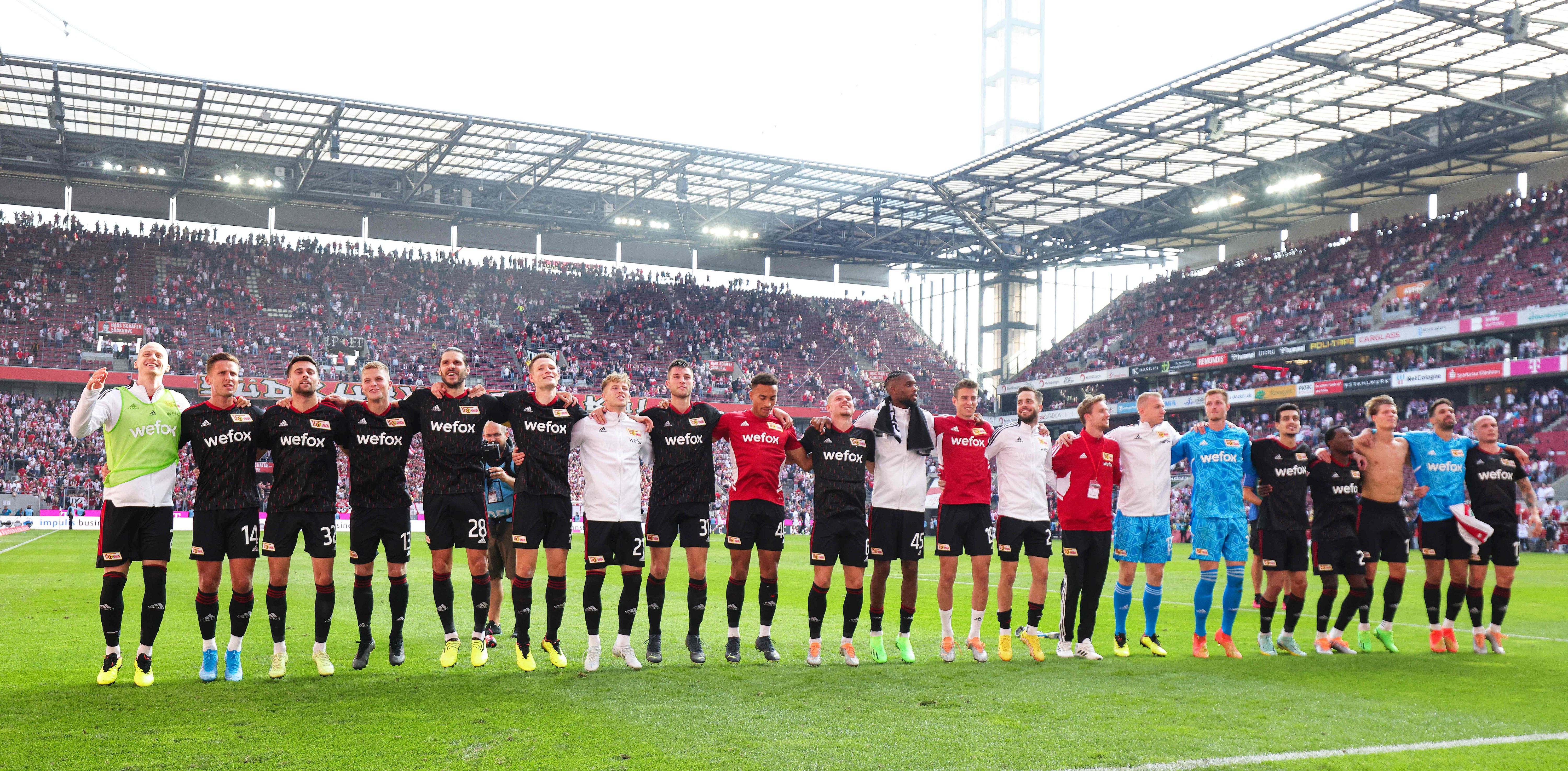 Die Spieler des 1. FC Union jubeln über die Tabellenführung: Das war die richtige Antwort auf die Pleite gegen St. Gilloise