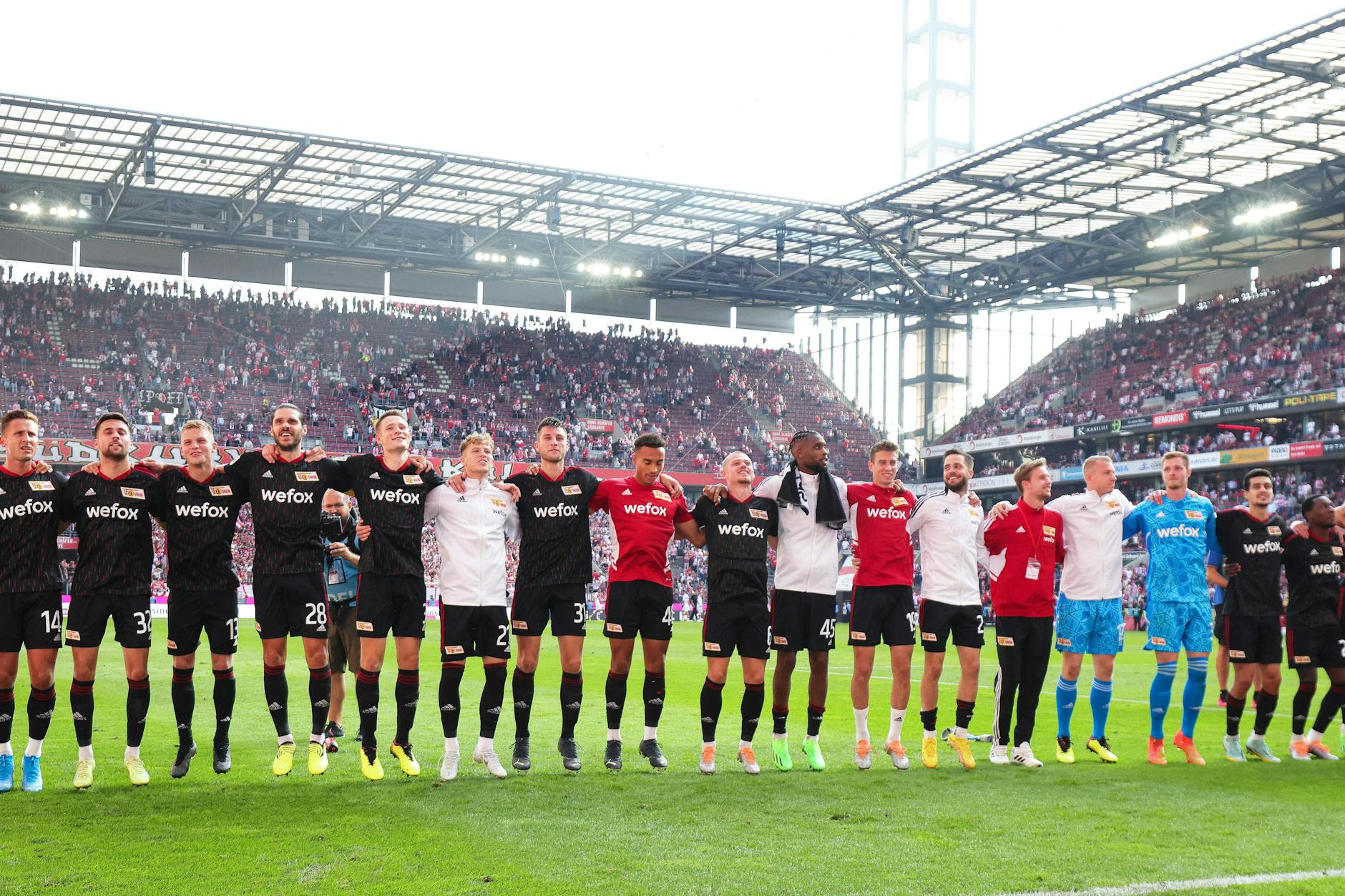 So sehen Sieger aus: Die Spieler des 1. FC Union Berlin jubeln nach dem 1:0-Sieg beim 1. FC Köln.