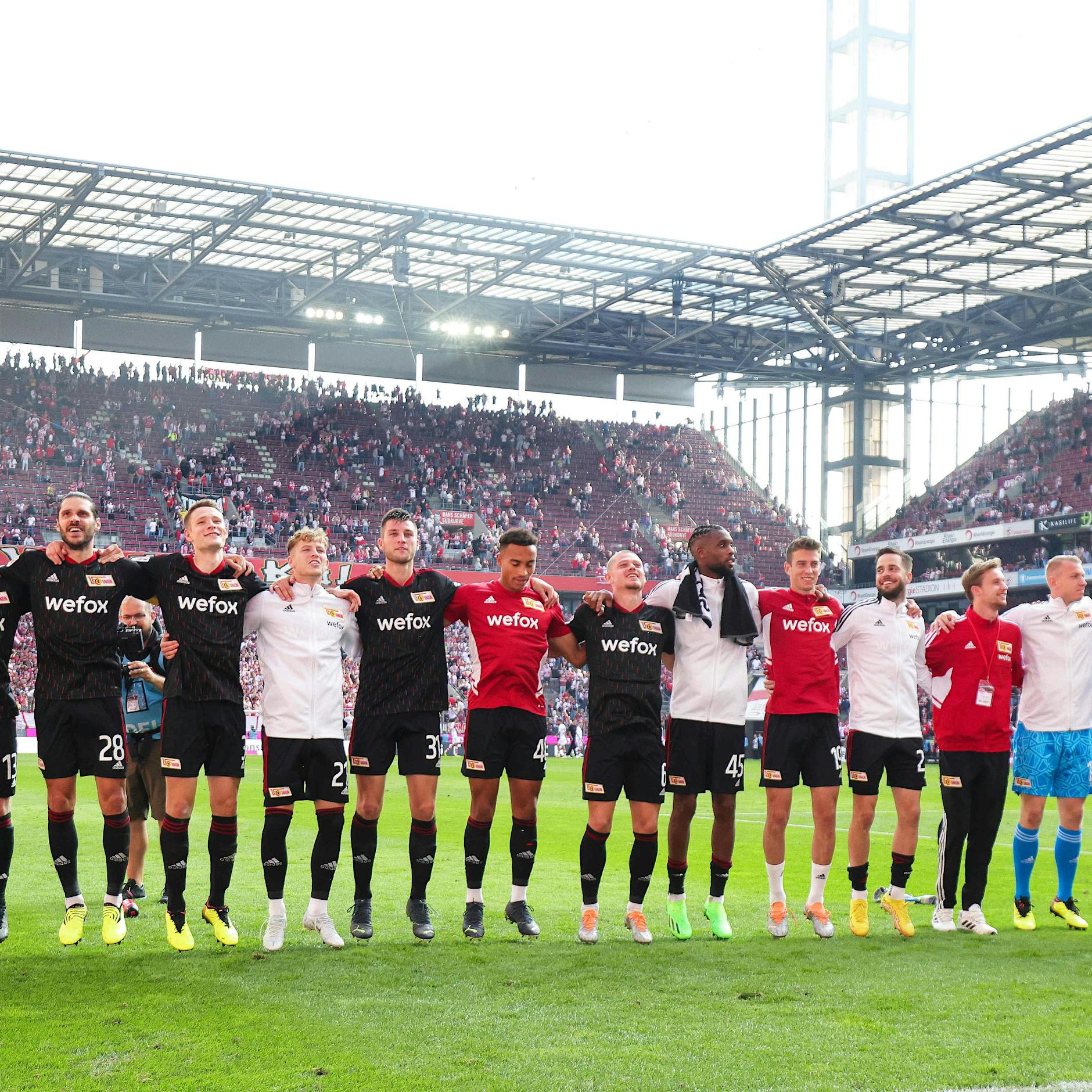 Die Spieler des 1. FC Union jubeln über die Tabellenführung: Das war die richtige Antwort auf die Pleite gegen St. Gilloise