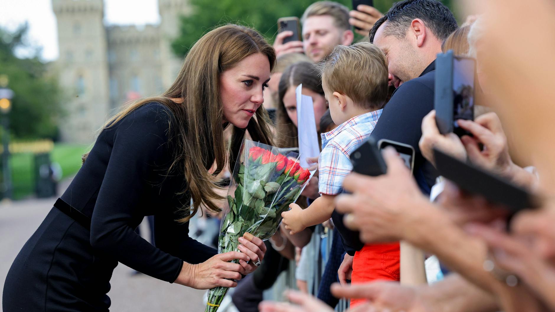 Kate unterhält sich mit den Trauernden vor Schloss Windsor.