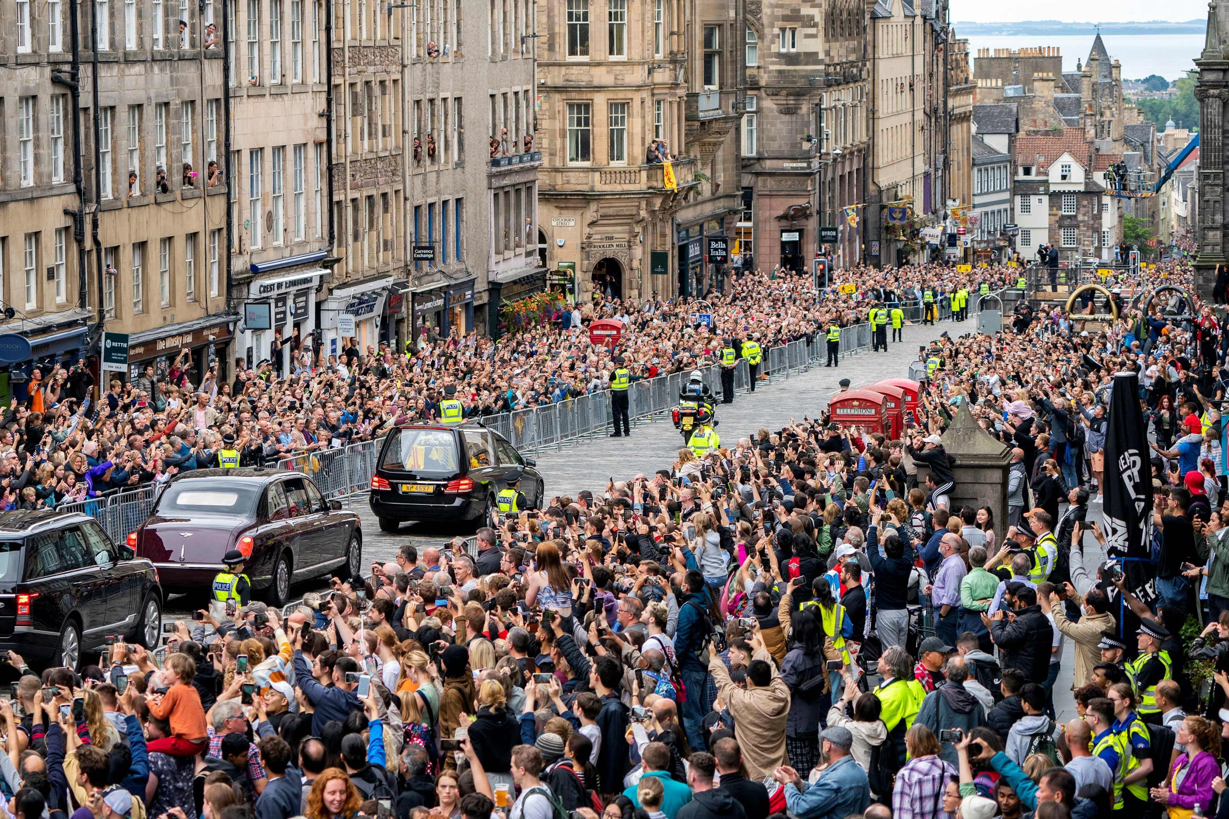 Der Leichenwagen mit dem Sarg der Queen fährt durch die Innenstadt von Edinburgh.