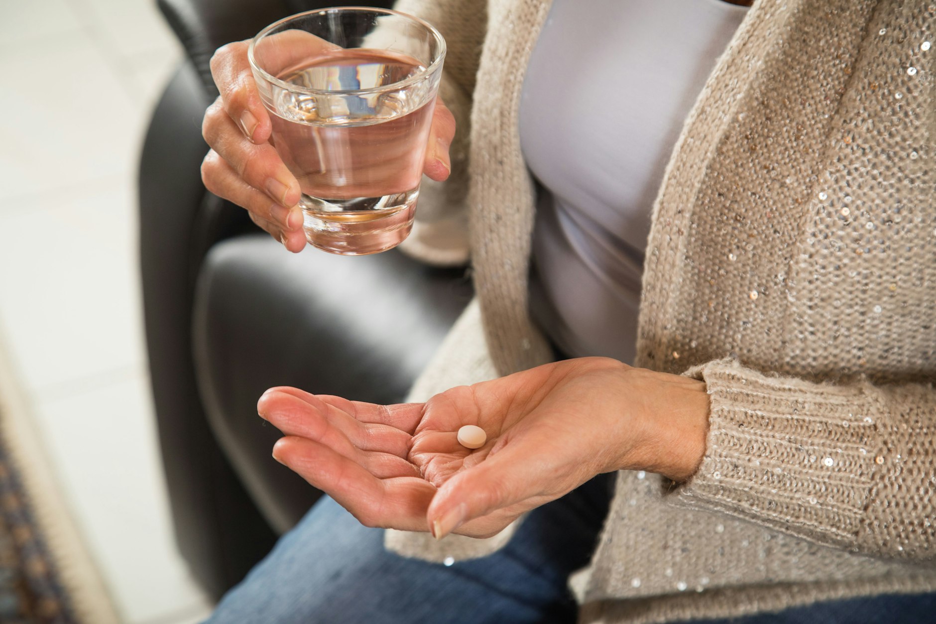 Manchen Menschen fällt es schwer, Tabletten runterzuschlucken. Hier hilft viel Wasser. (Symbolbild)