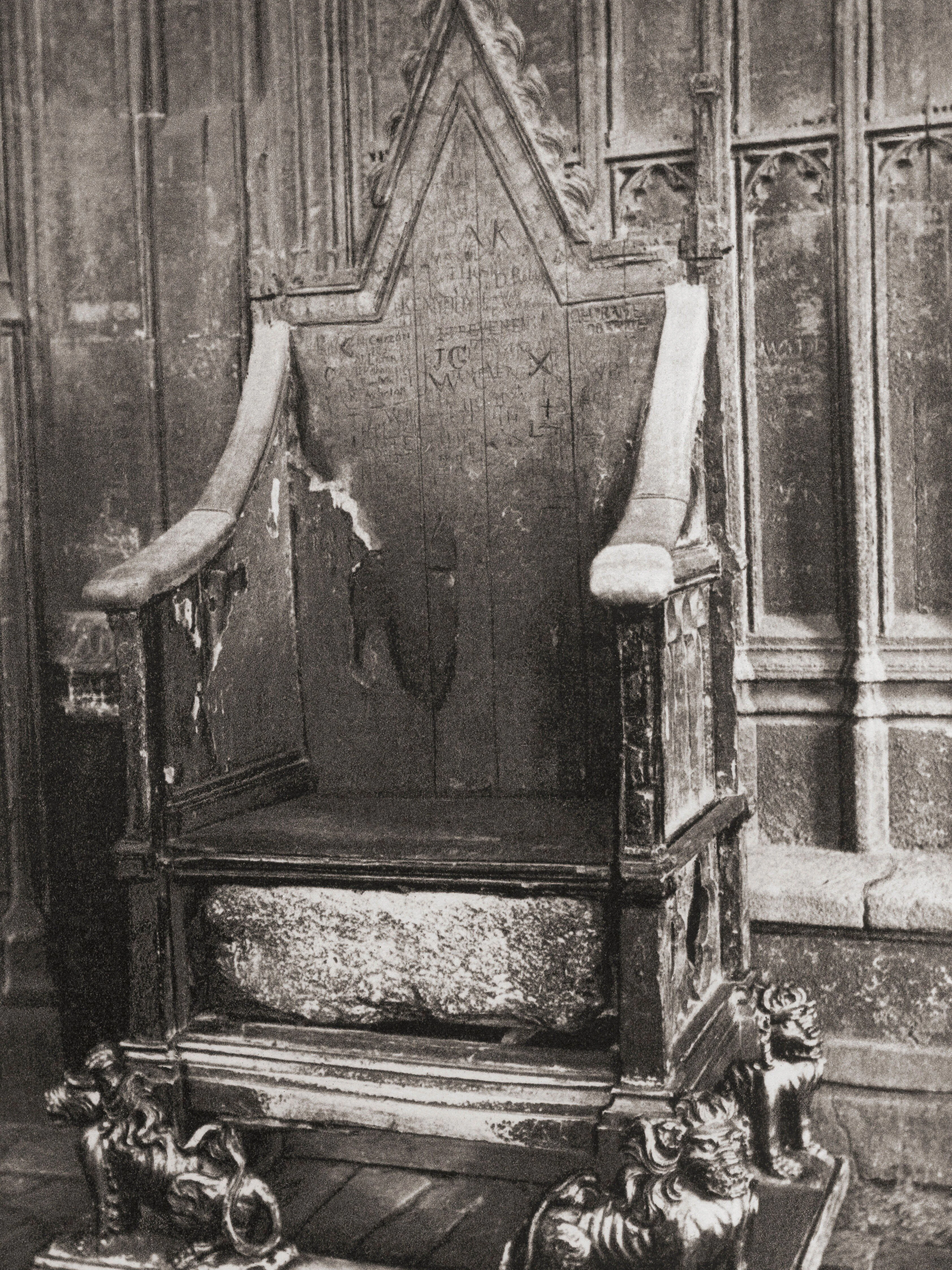 Der „Schicksalsstein“ unter dem Krönungsthron in Westminster Abbey.