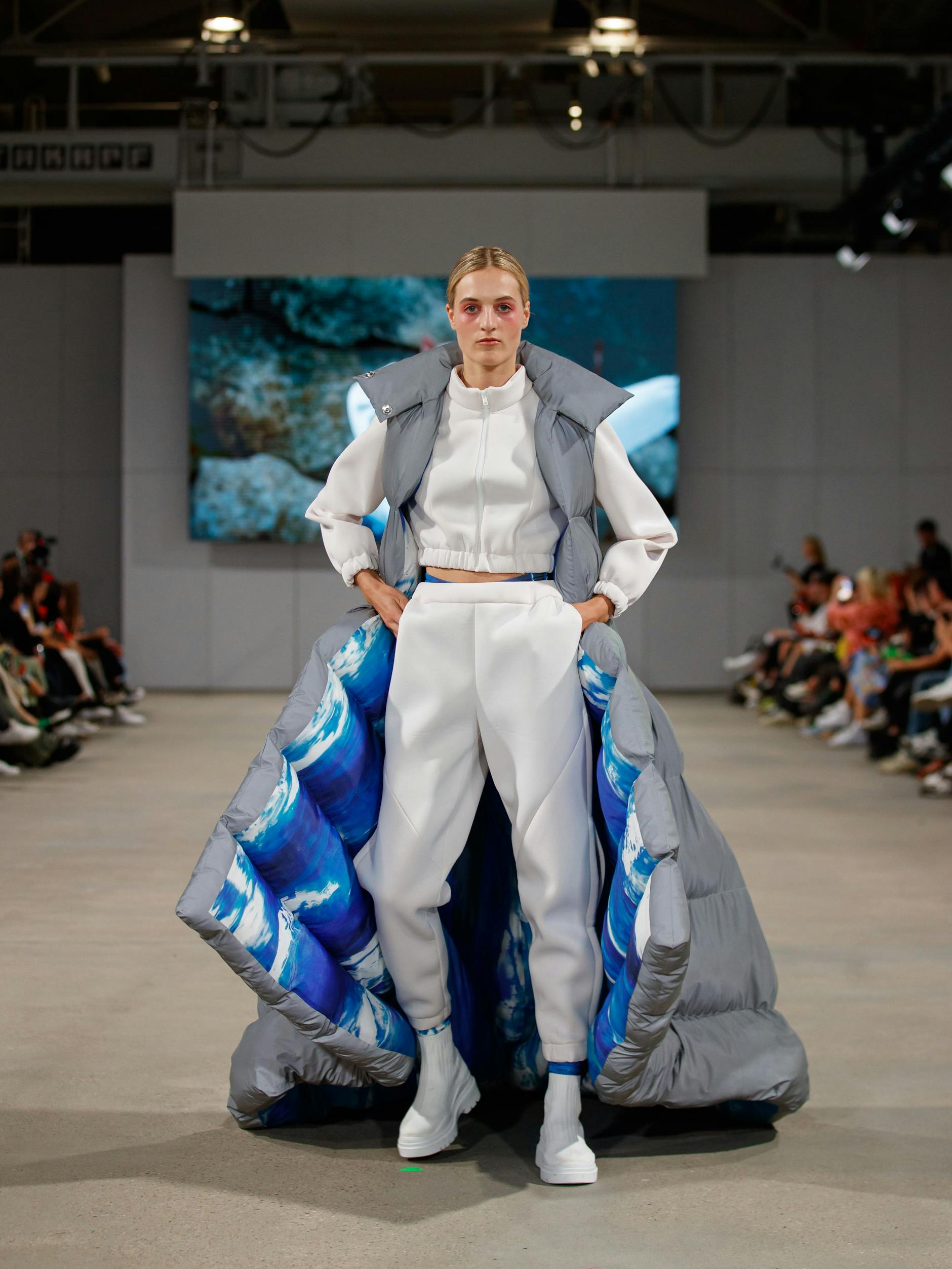 „MELT DOWN “ von Antonia Dannenberg zeigt anspruchsvolle Outdoormode.