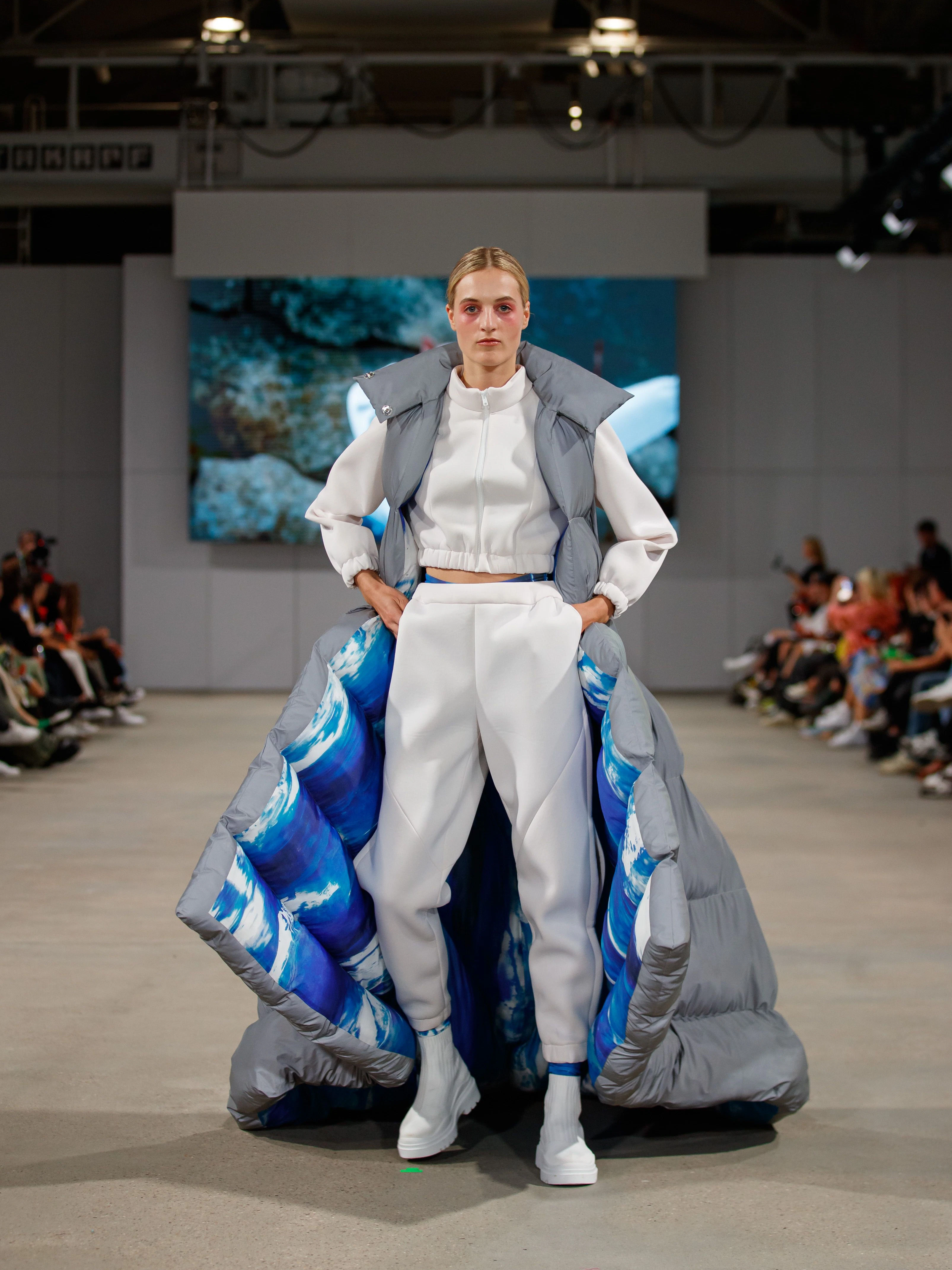 „MELT DOWN “ von Antonia Dannenberg zeigt anspruchsvolle Outdoormode.