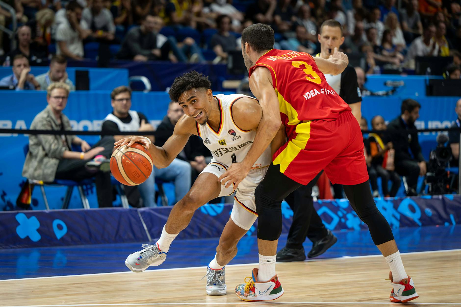 Der Berliner Basketballer Maodo Lo im EM-Viertelfinale gegen Montenegro. Profisport kann mehr bewirken als Punkte und Siege.