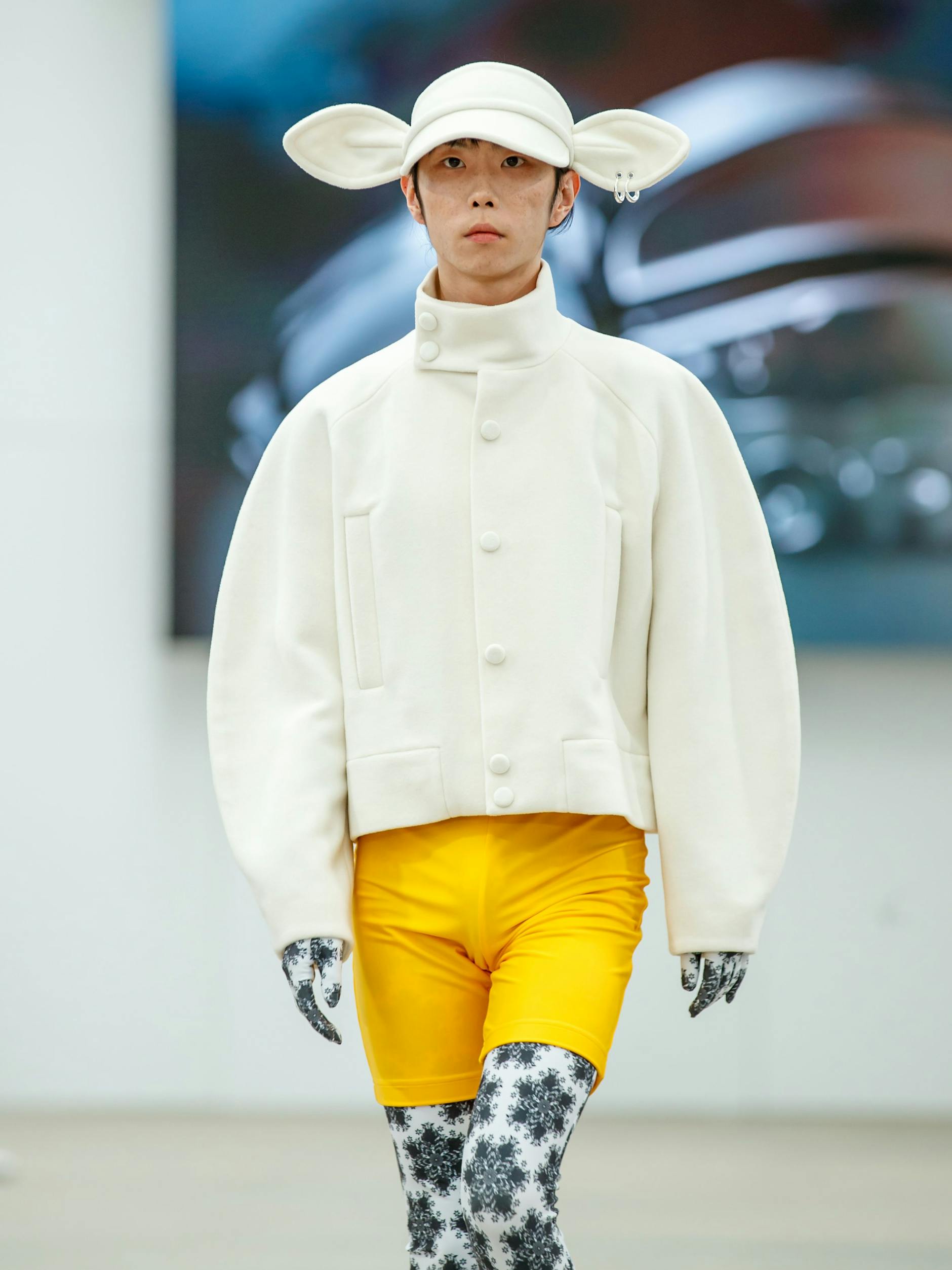 Max Tautorus lässt die Models in seiner Kollektion „KINSHIP“ in Tierrollen schlüpfen.