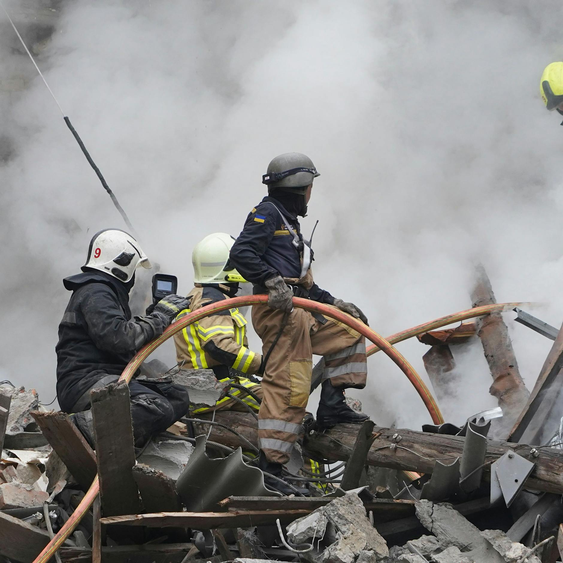 Russische Front bricht zusammen, Moskauer Politiker fordern Putins Rücktritt