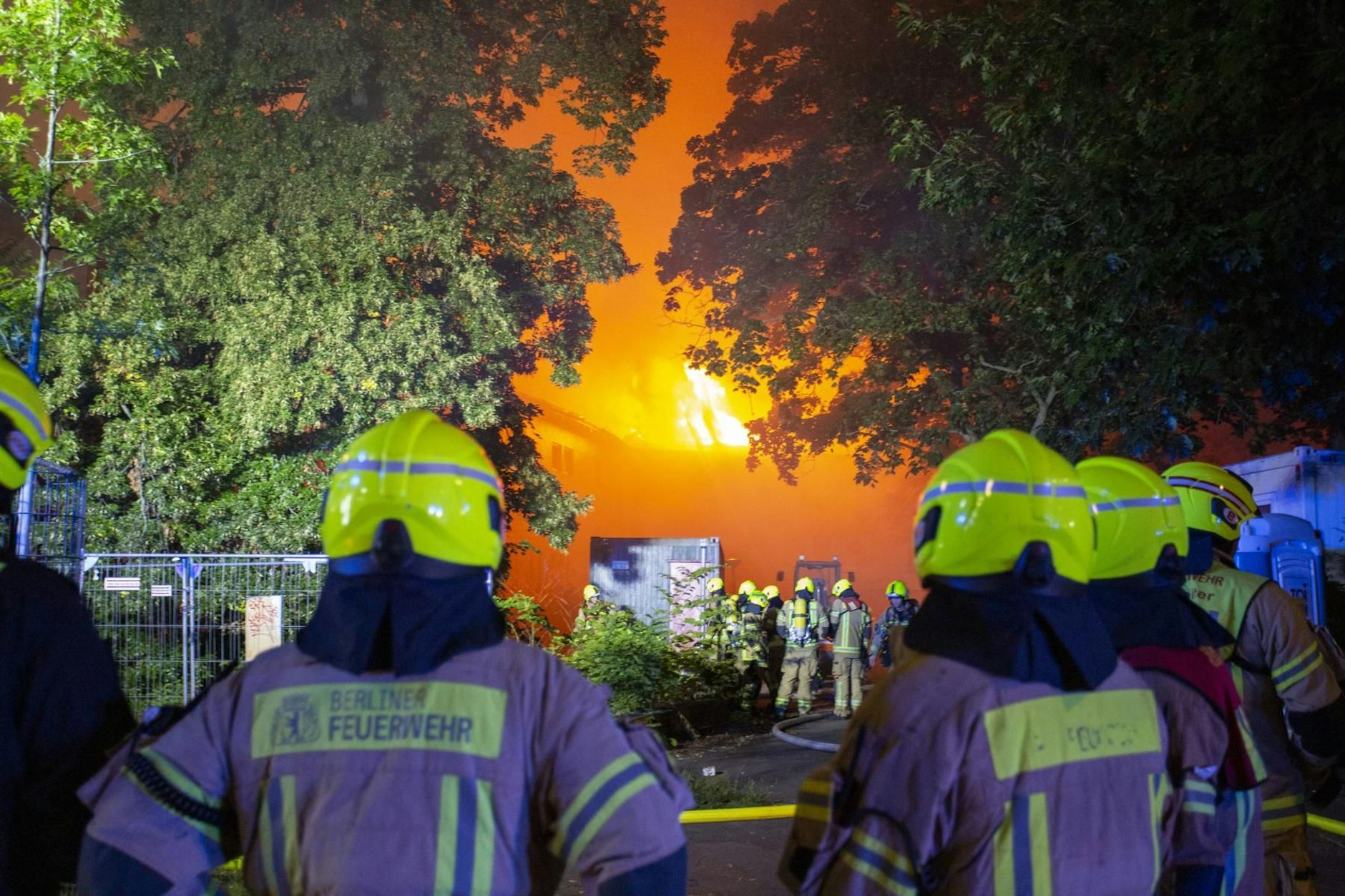 Der Dachstuhl eines Hauses in Gesundbrunnen steht in Flammen.