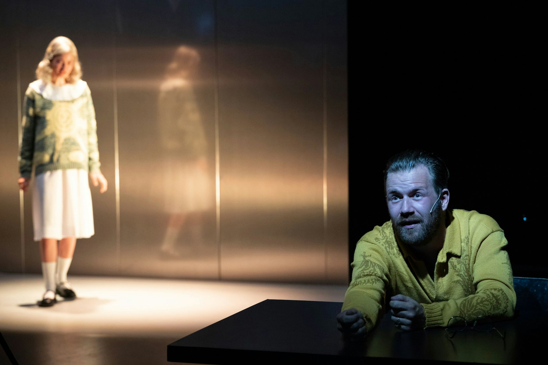 Szene aus „Netzwelt“ von Jennifer Haley: Papa (Nils Holonics) und die virtuelle neunjährige Iris (Philine Schmölzer)