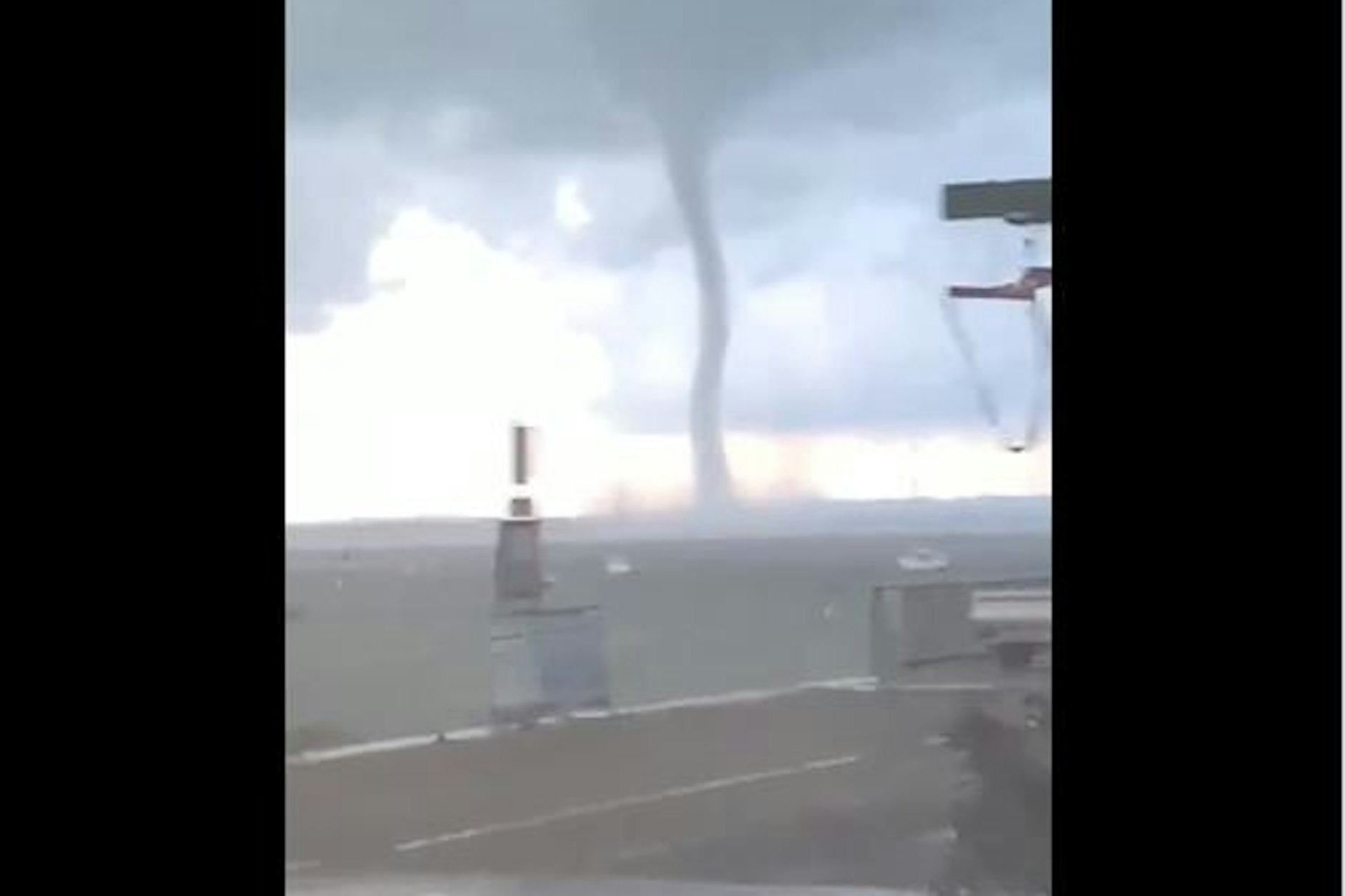 Dramatische Szenen: Ein Tornado über dem Gardasee. 