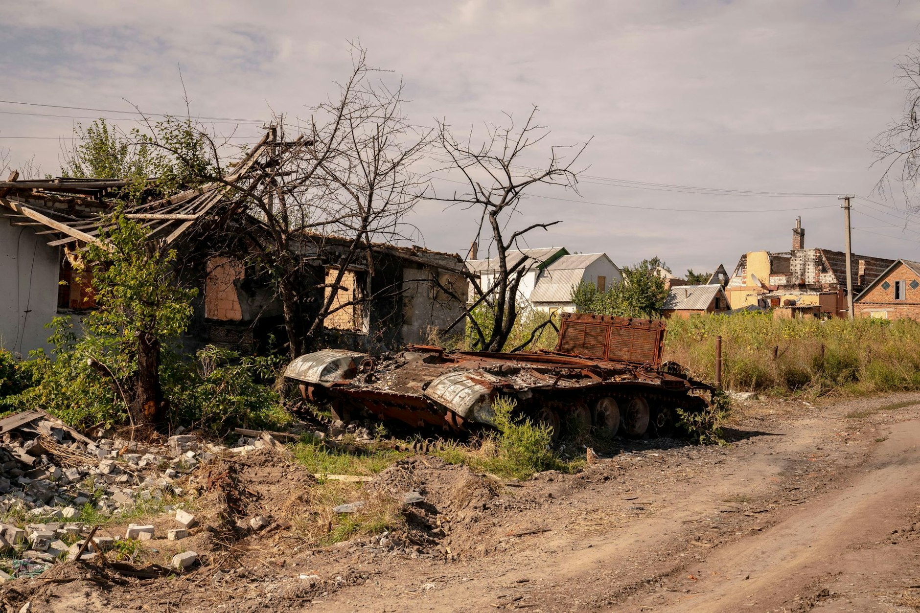 Ein zerstörter russischer Panzer in der Nähe von Charkiw.