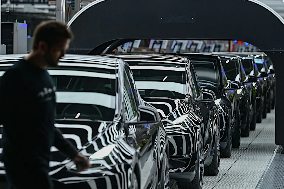 Elektrofahrzeug vom Typ Model Y stehen zur Eröffnung der Tesla-Fabrik Berlin Brandenburg auf einem Band.&nbsp;