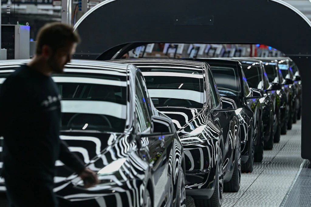 Tesla lädt Bürger ein – Produktion fährt weiter hoch