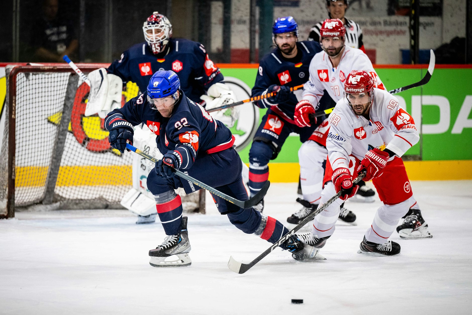 Marcel Noebels (l.) und die Eisbären Berlin haben nach dem Heimsieg gegen Grenoble weiter Chancen, das Achtelfinale in der Champions Hockey League zu erreichen.