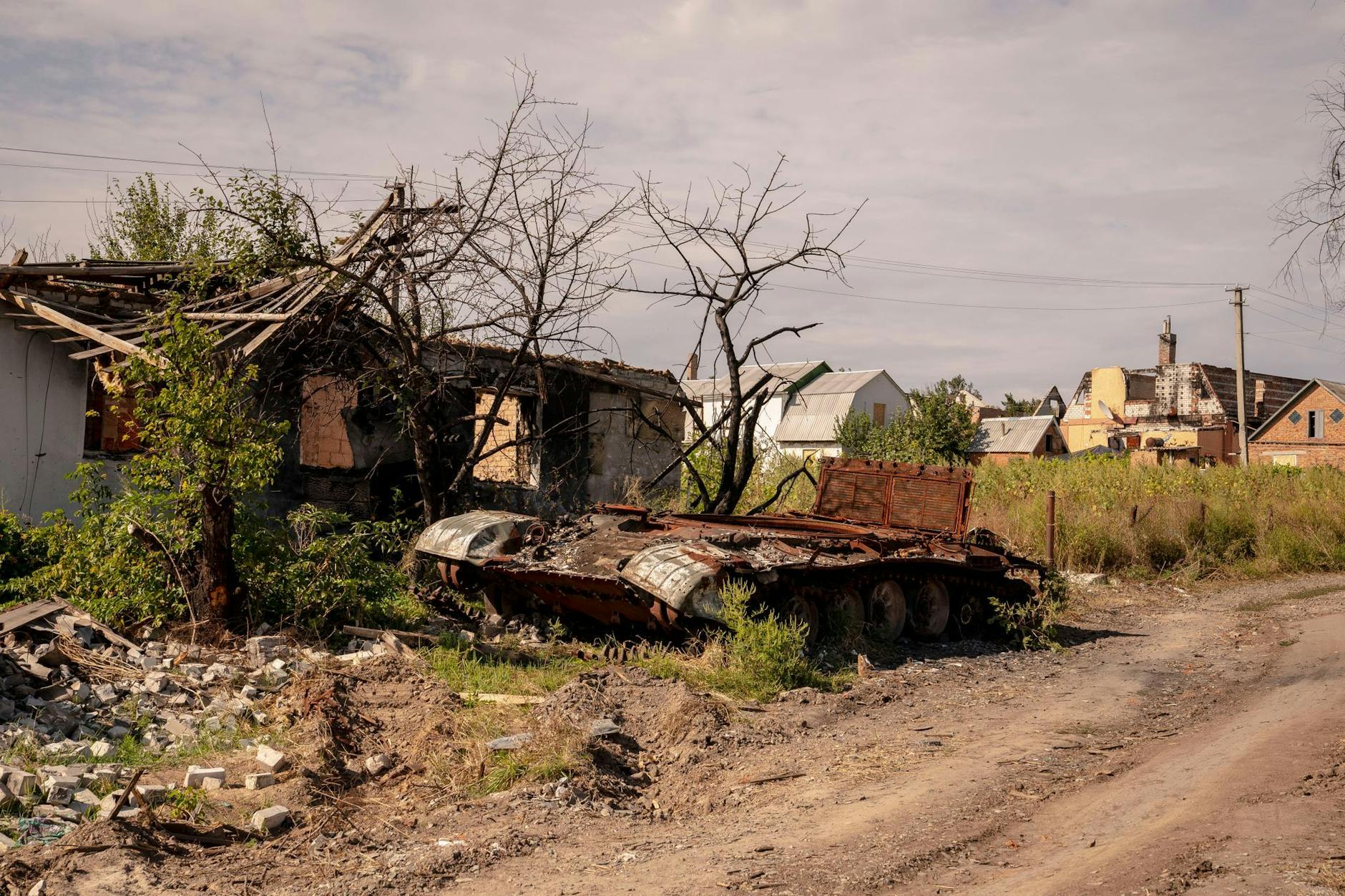 Ein zerstörter russischer Panzer ist in der Nähe von Charkiw in der Ukraine zu sehen.