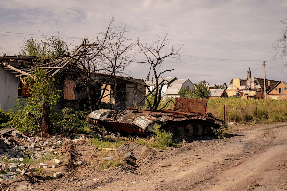 Ein zerstörter russischer Panzer ist in der Nähe von Charkiw in der Ukraine zu sehen.  