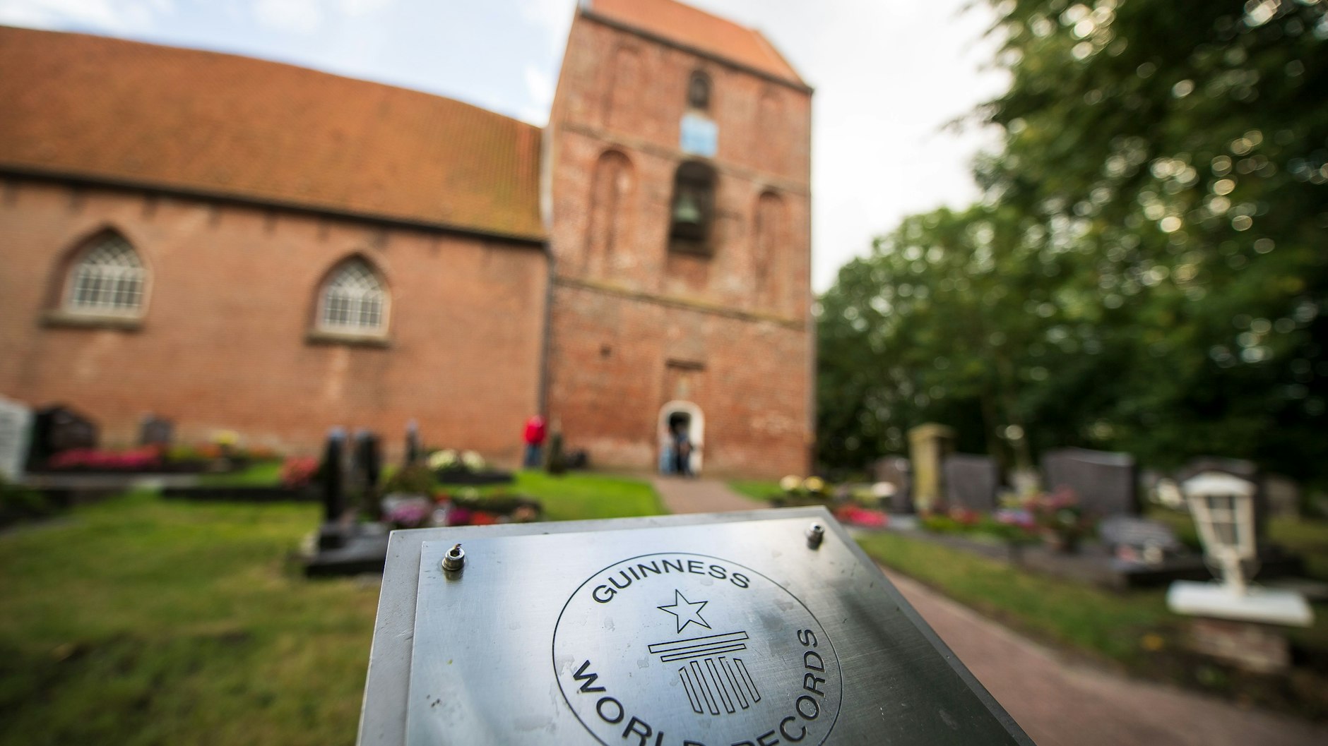 Das Weltrekord-Schild wird man in Suurhusen in Niedersachsen nun abmontieren müssen. Der Turm der Gemeinde ist nun offiziell nicht mehr der schiefste der Welt. 