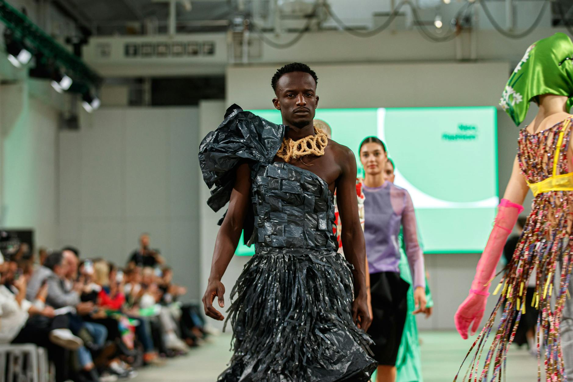 Paul Kadjo, einer der Aspiring Designers, kreiert Looks, die zeigen: Kleidung hat kein Geschlecht.