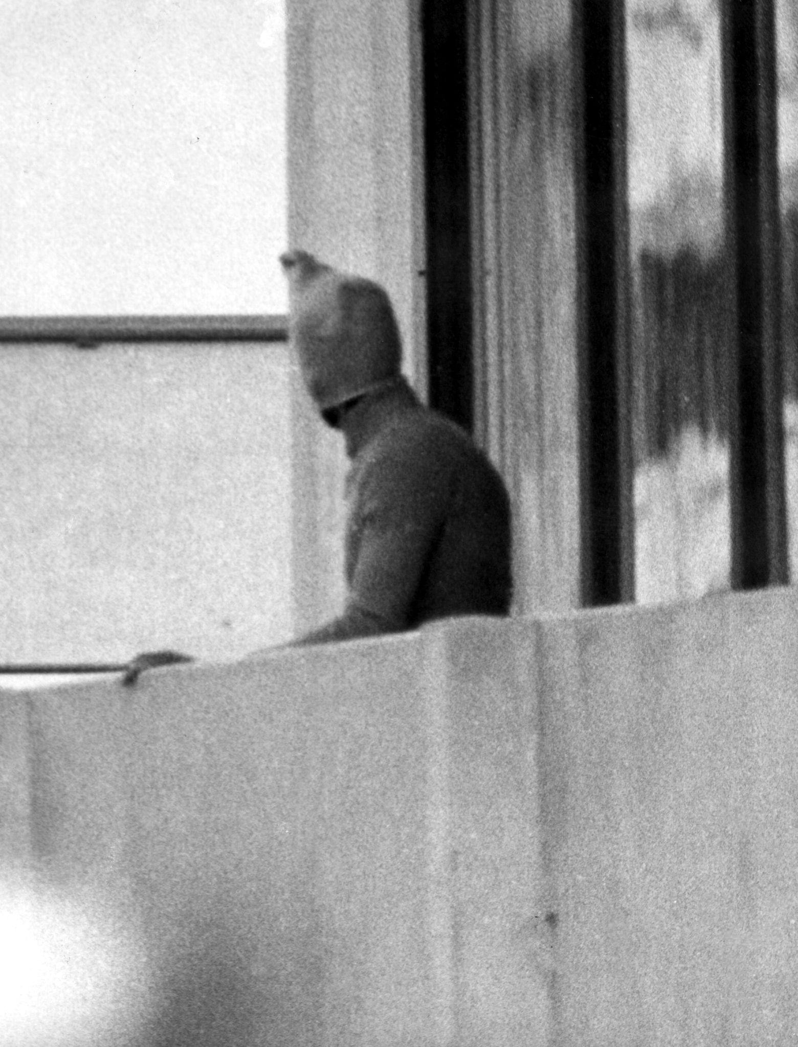ARCHIV - Ein vermummter arabischer Terrorist zeigt sich auf dem Balkon des israelischen Mannschaftsquartiers im Olympischen Dorf.