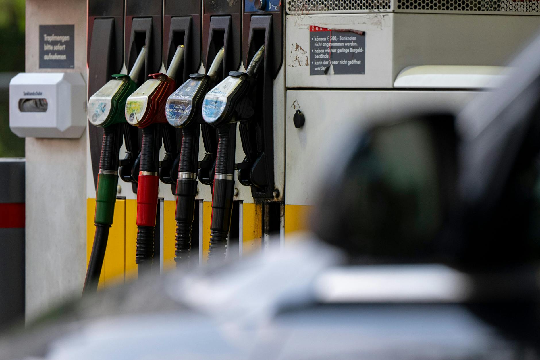 Zapfpistolen an einer Zapfsäule.