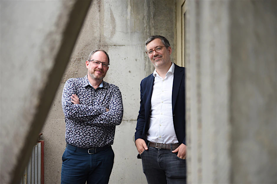 Die Wirtschaftshistoriker Nikolaus Wolf (l.) und Thilo Albers im Gebäude der Wirtschaftswissenschaftlichen Fakultät der Humboldt-Universität.