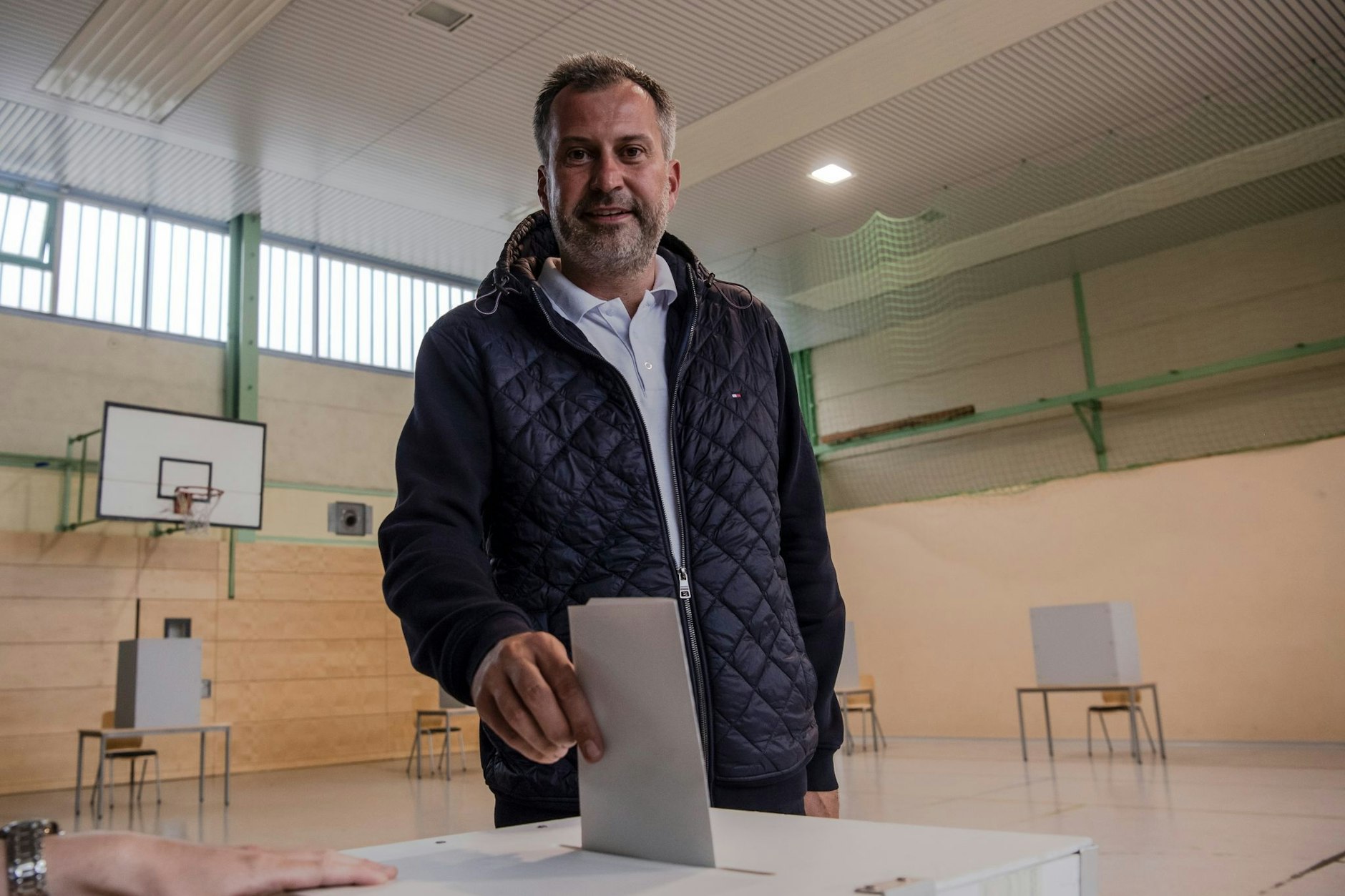 SPD-Kandidat Tobias Schick gibt seine Stimme für die Oberbürgermeisterwahl in Cottbus ab.