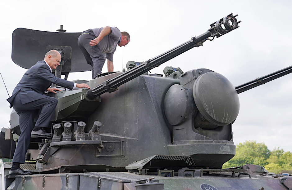 Bundeskanzler Olaf Scholz besucht das Ausbildungsprogramm für ukrainische Soldaten an dem Flugabwehrkanonenpanzer Gepard und klettert auf einen Gepard Panzer.&nbsp;