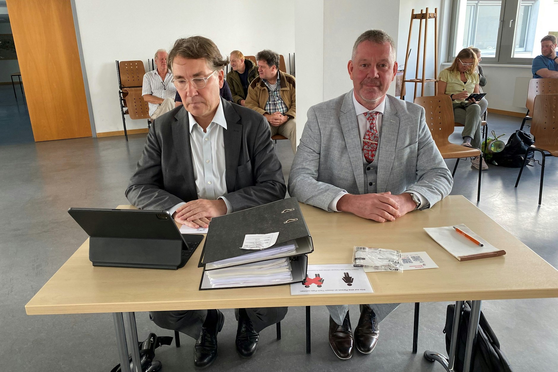 Berufsschullehrer Rüdiger Borrmann (r.) zusammen mit seinem Anwalt Tobias Gall bei den Verhandlungen über seine Kündigung im vergangenen Jahr.