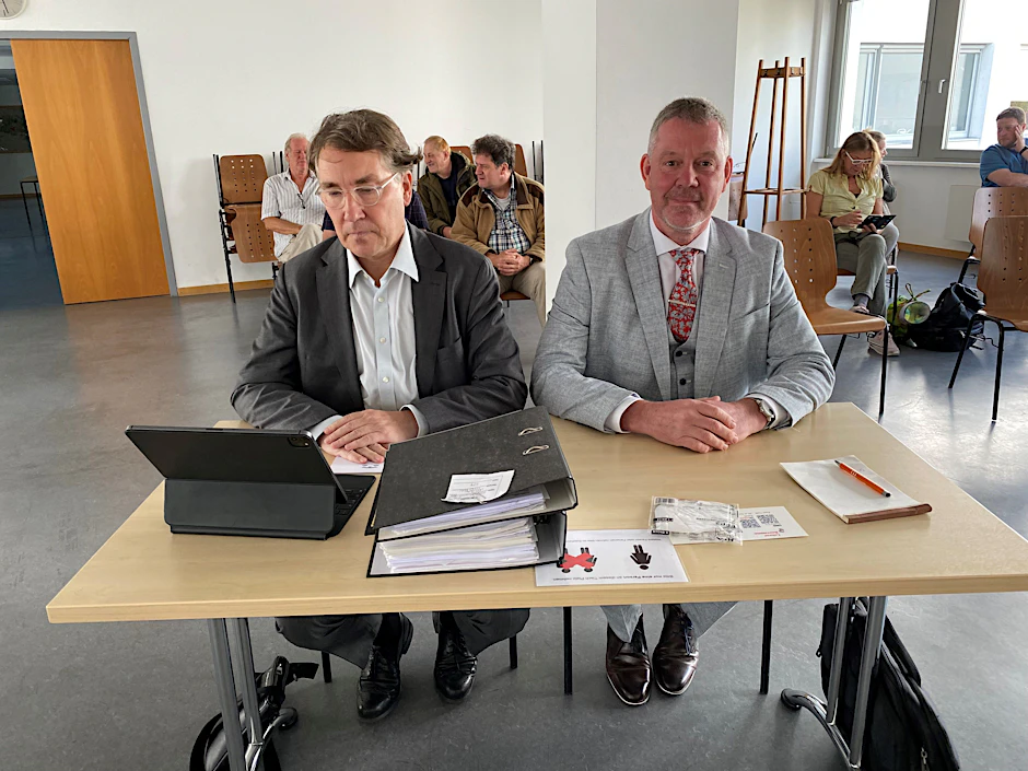 Lehrer Rüdiger Borrmann (r.) mit seinem Anwalt Tobias Gall vor Beginn der Verhandlung am Montag