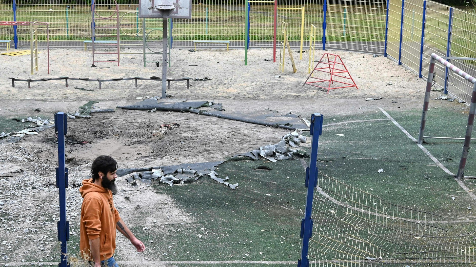 Ein russisches Geschoss traf den Spielplatz eines Kindergartens in Charkiw.