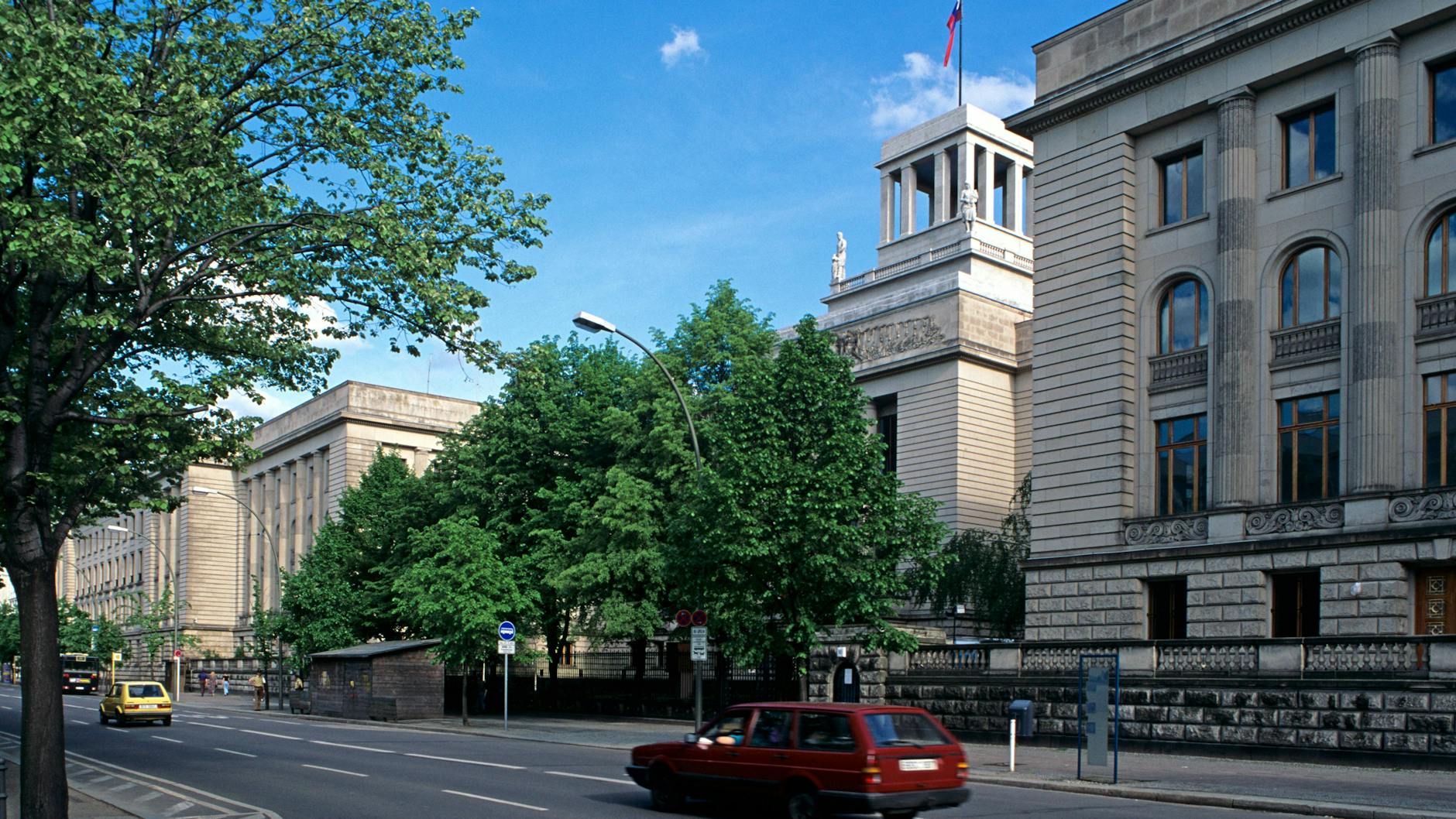 In der russischen Botschaft in Berlin sollen Agenten von mindestens drei Geheimdiensten arbeiten.