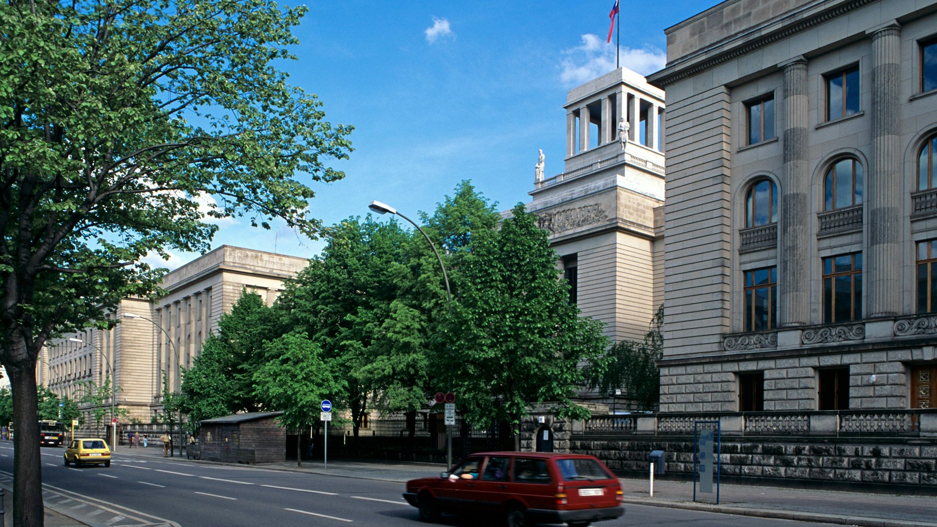 In der russischen Botschaft in Berlin sollen Agenten von mindestens drei Geheimdiensten arbeiten.