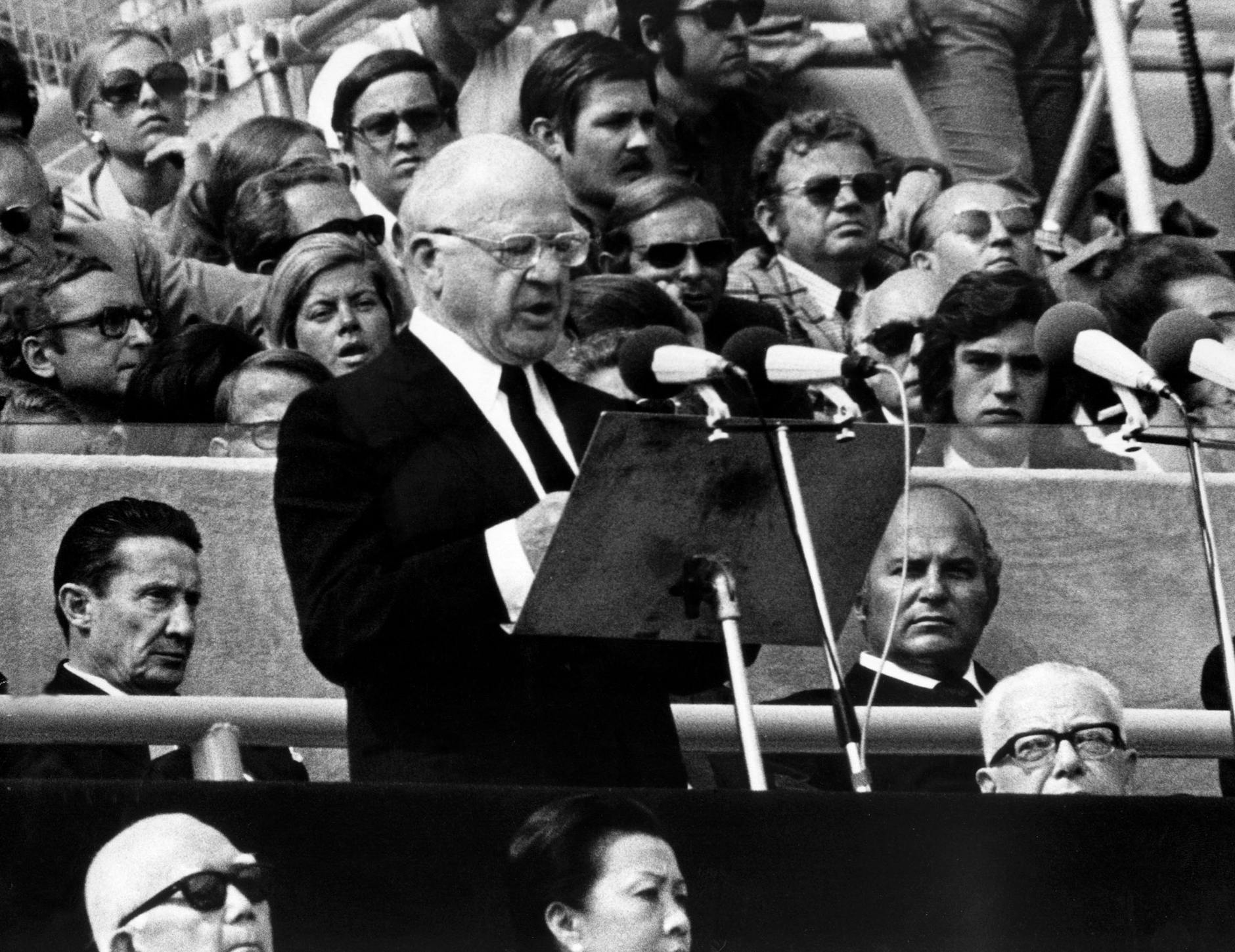 ARCHIV - IOC-Präsident Avery Brundage spricht am 06.09.1972 auf der Trauerfeier für die Opfer des Terroranschlages auf Israels Olympiamannschaft.