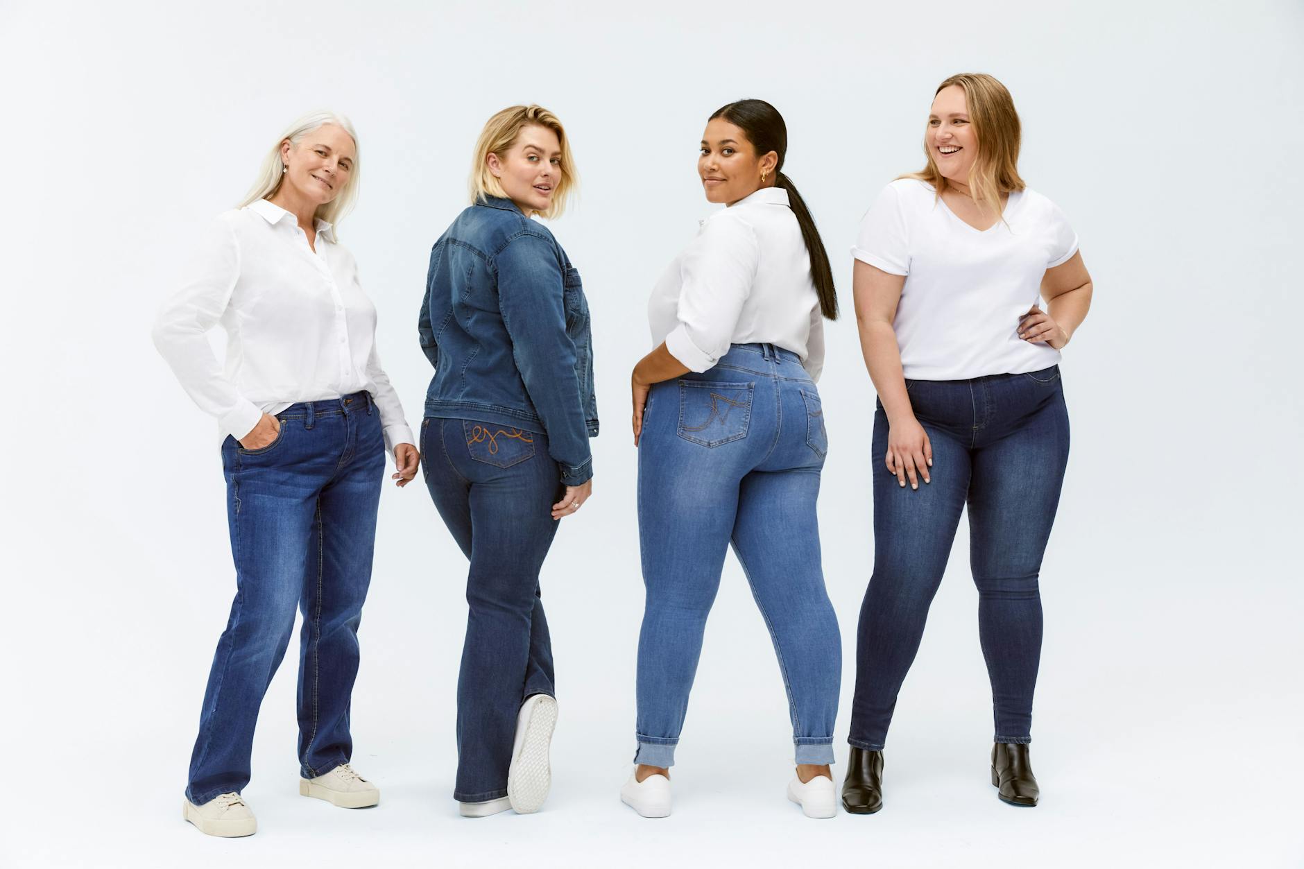 Einige Teile der „Passt mir“-Kollektion von Sheego: Der Fokus liegt vor allem auf Denim und Basics.