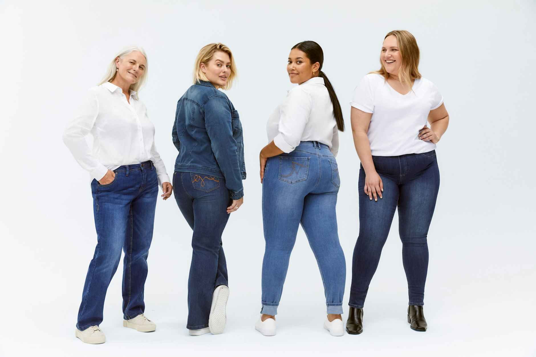 Einige Teile der „Passt mir“-Kollektion von Sheego: Der Fokus liegt vor allem auf Denim und Basics.