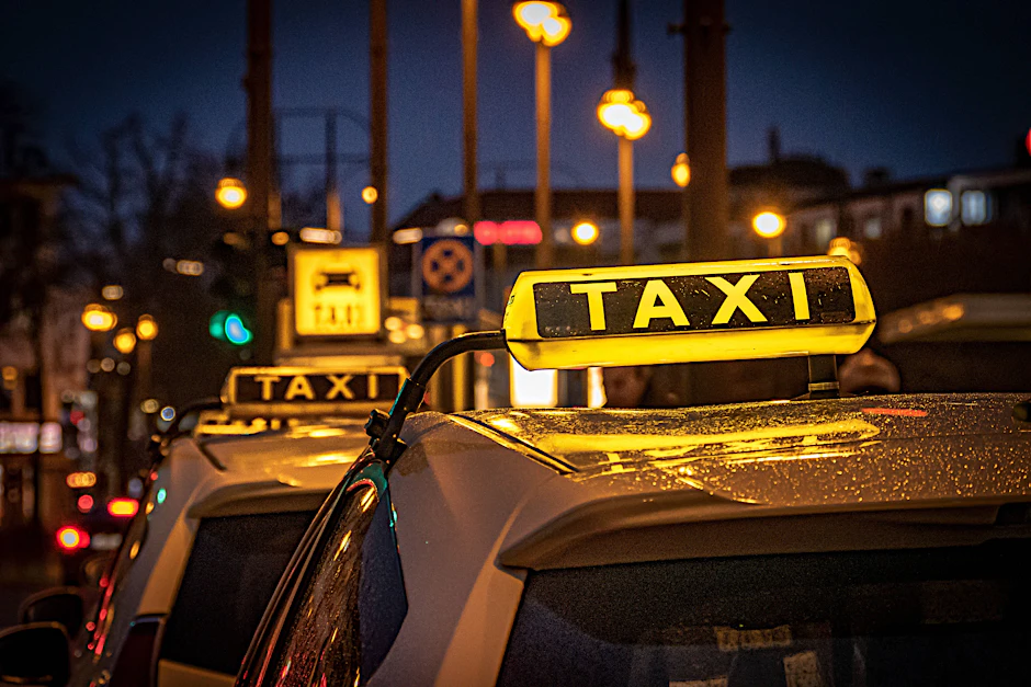 Taxis warten am Kurt-Schumacher-Platz in Reinickendorf auf Fahrgäste. Im Dezember 2019 waren 8044 Taxikonzessionen vergeben, im August 2022 noch 5539.