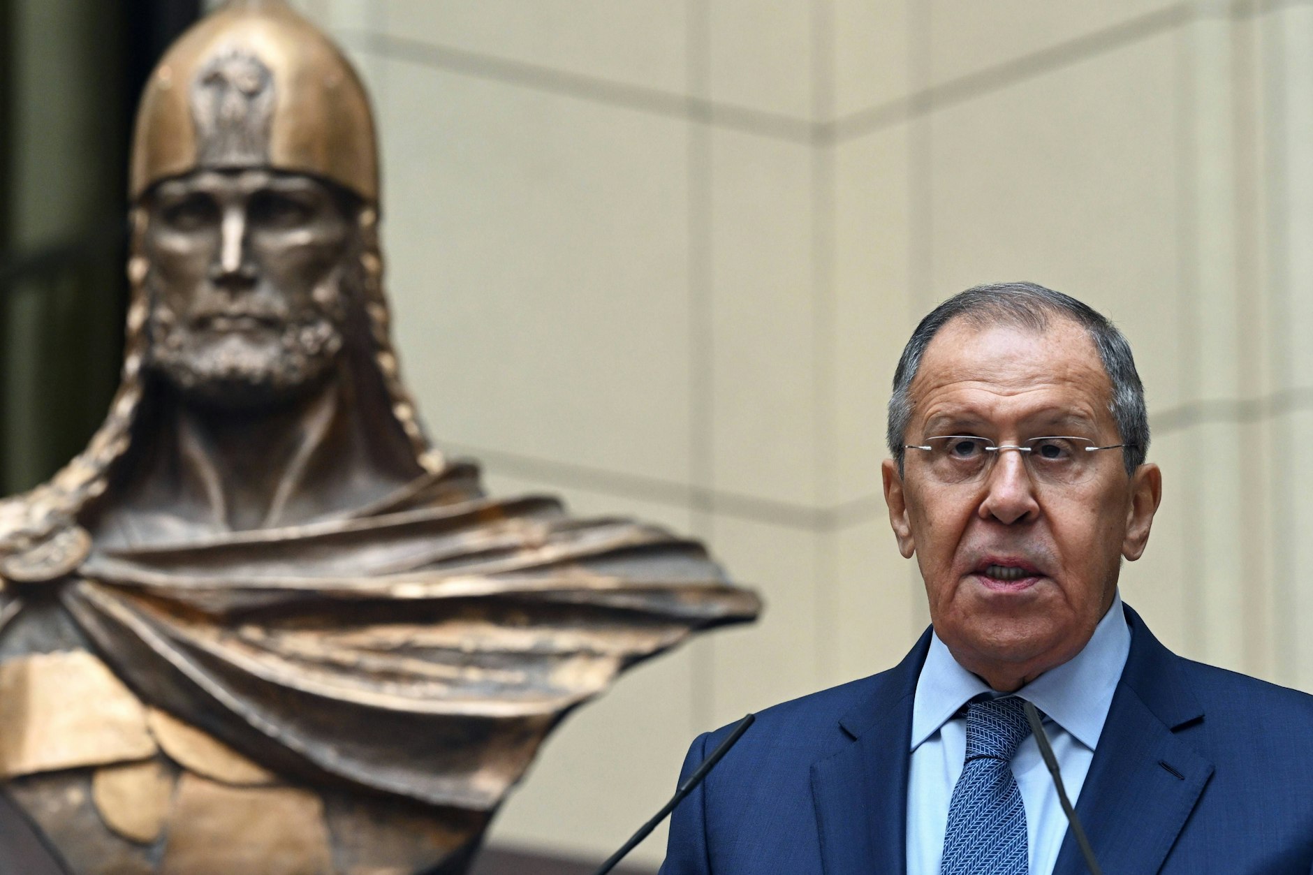 Der ganz tiefe Griff in die Geschichte: Außenminister Lawrow mit einer neuen Büste Alexander Newskis in seinem Ministerium. Der Fürst von Nowgorod hatte im 13. Jahrhundert Schweden und den Deutschen Orden besiegt.