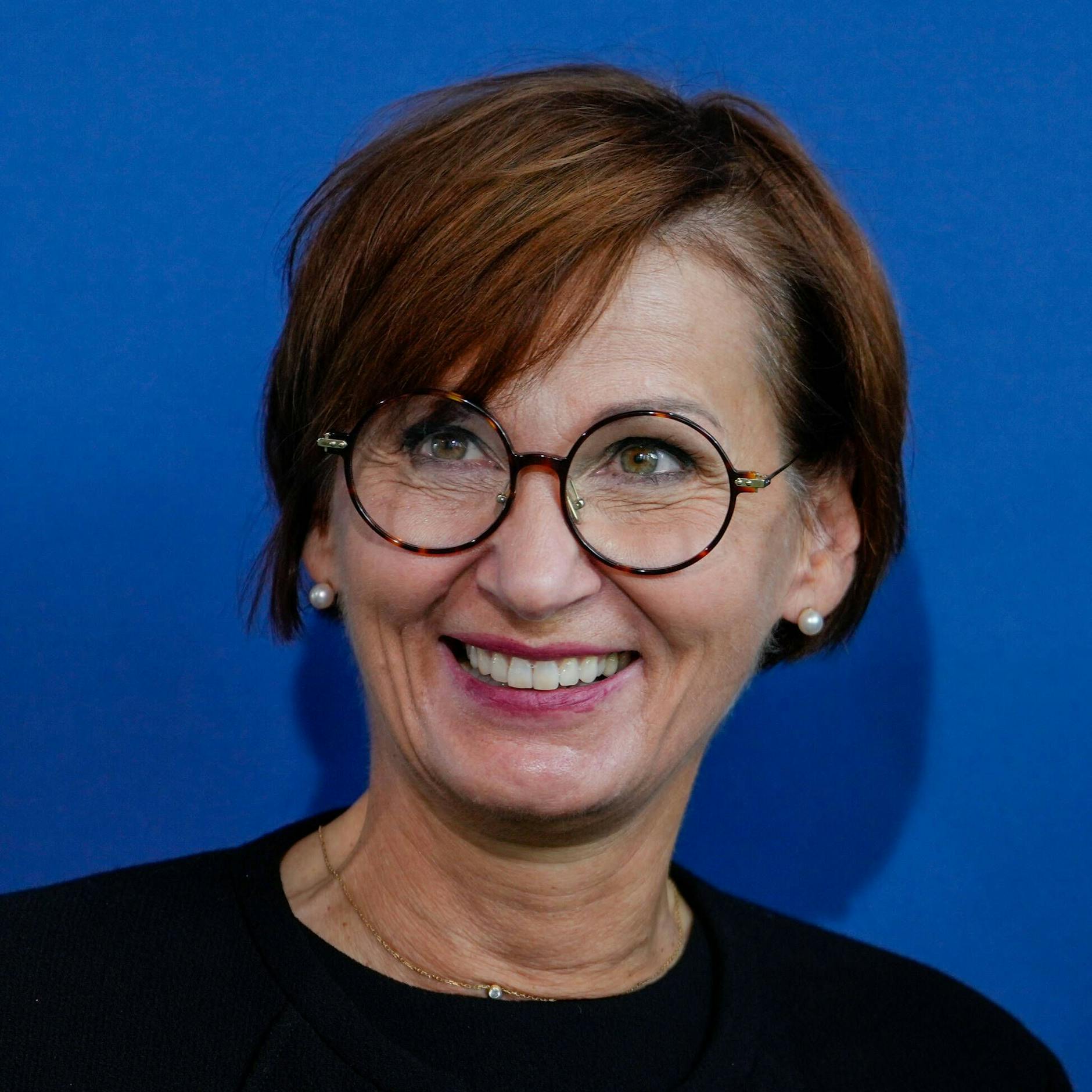 Bundesbildungsministerin Bettina Stark-Watzinger trägt eine schicke Brille, wie unsere Autorin findet. 