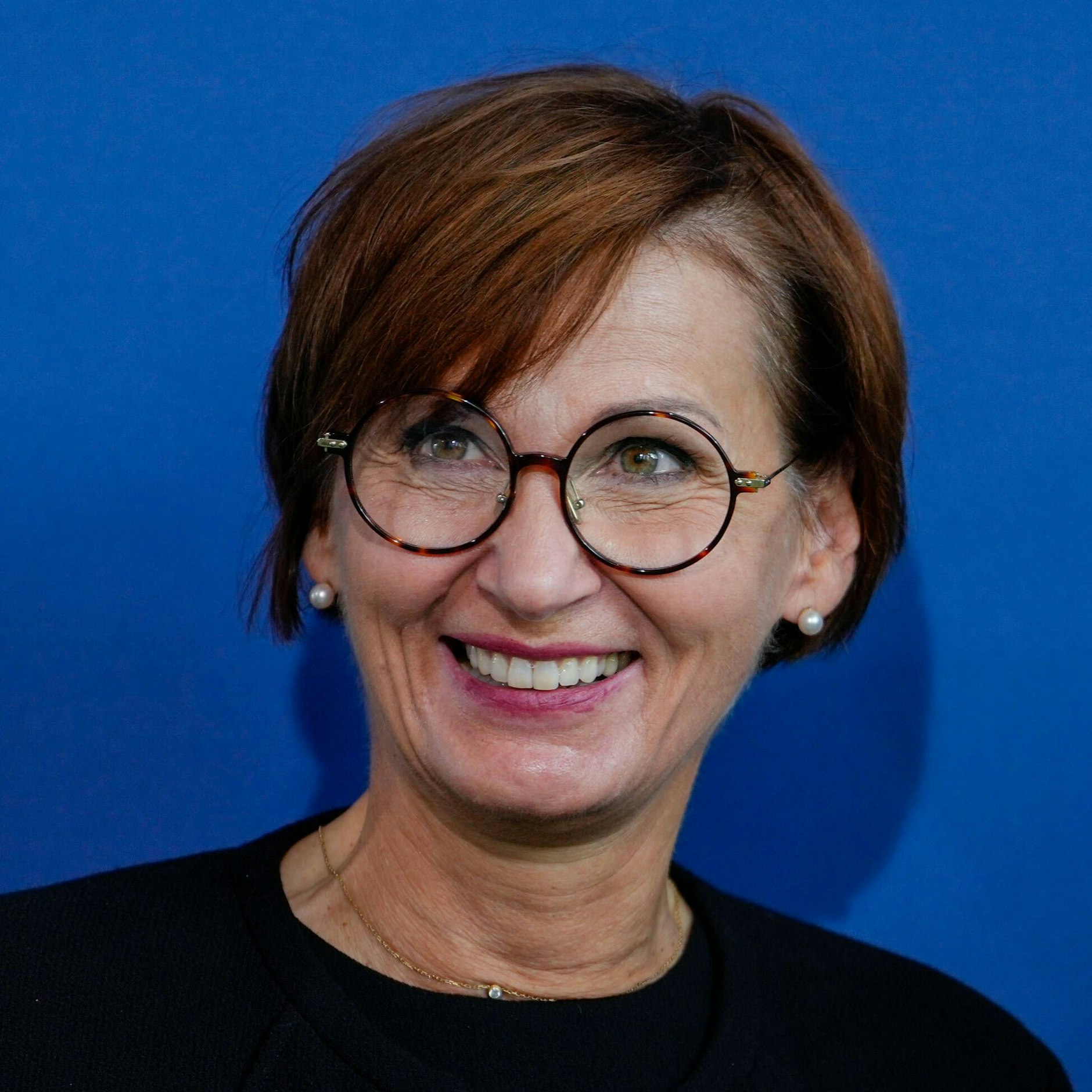 Bundesbildungsministerin Bettina Stark-Watzinger trägt eine schicke Brille, wie unsere Autorin findet.&nbsp;