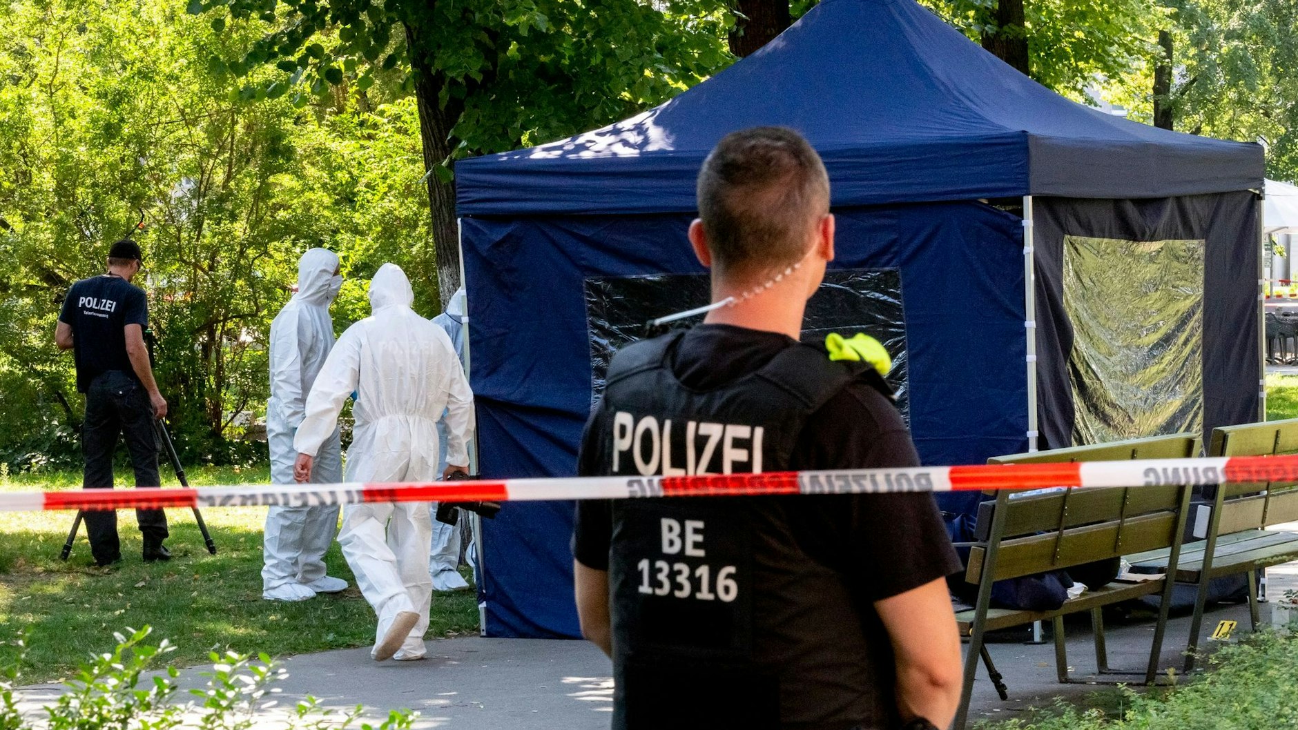 Polizisten sichern im August 2019 im Tiergarten die Stelle, an der ein Georgier kaltblütig hingerichtet wurde.