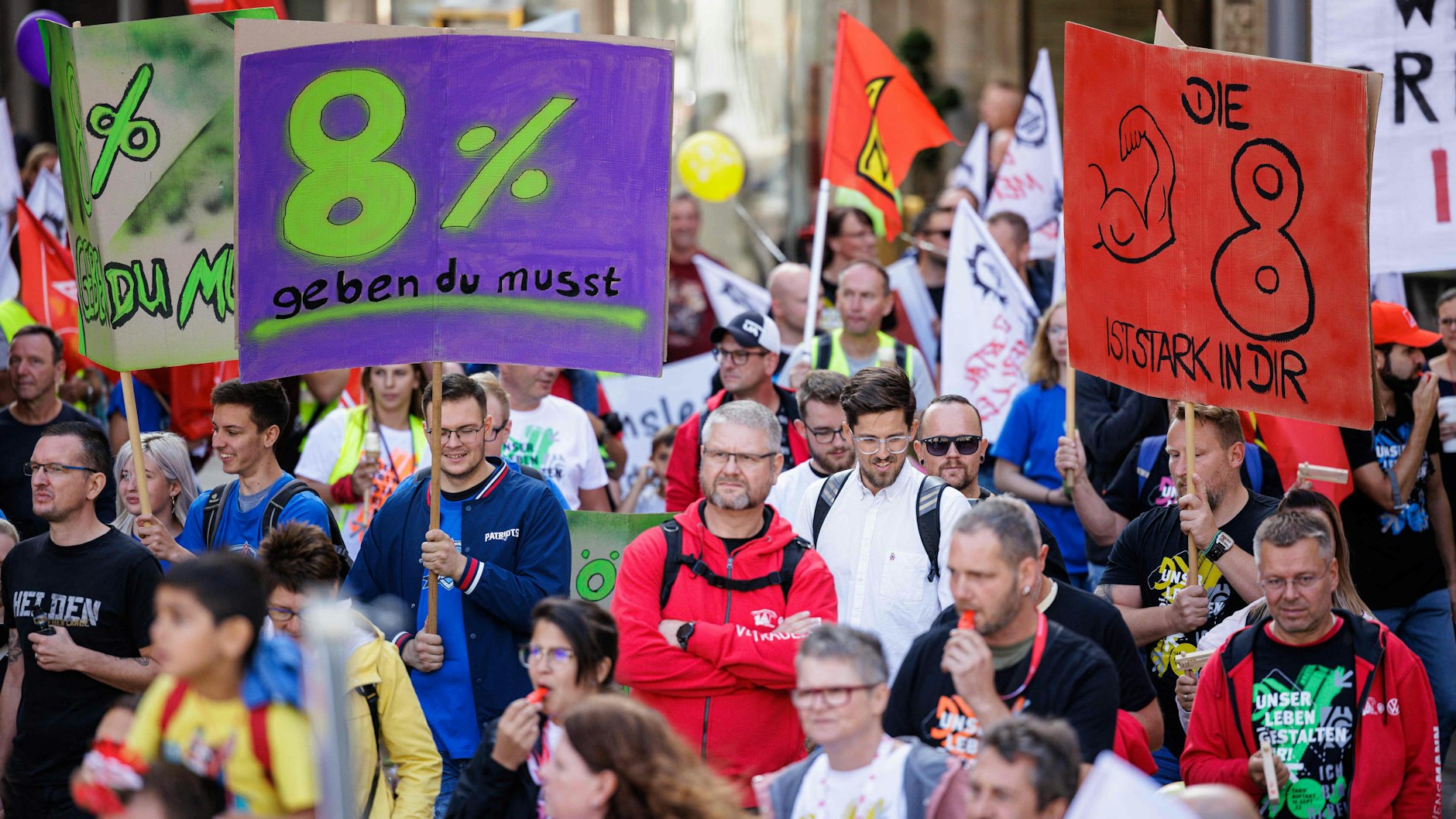 Bei einer IG Metall-Demo in Leipzig nahmen Teilnehmer auf Schildern Anleihen bei der Star Wars-Reihe: „8 Prozent geben du musst“ heißt es Yoda-mäßig, und „Die 8 ist stark in dir“.