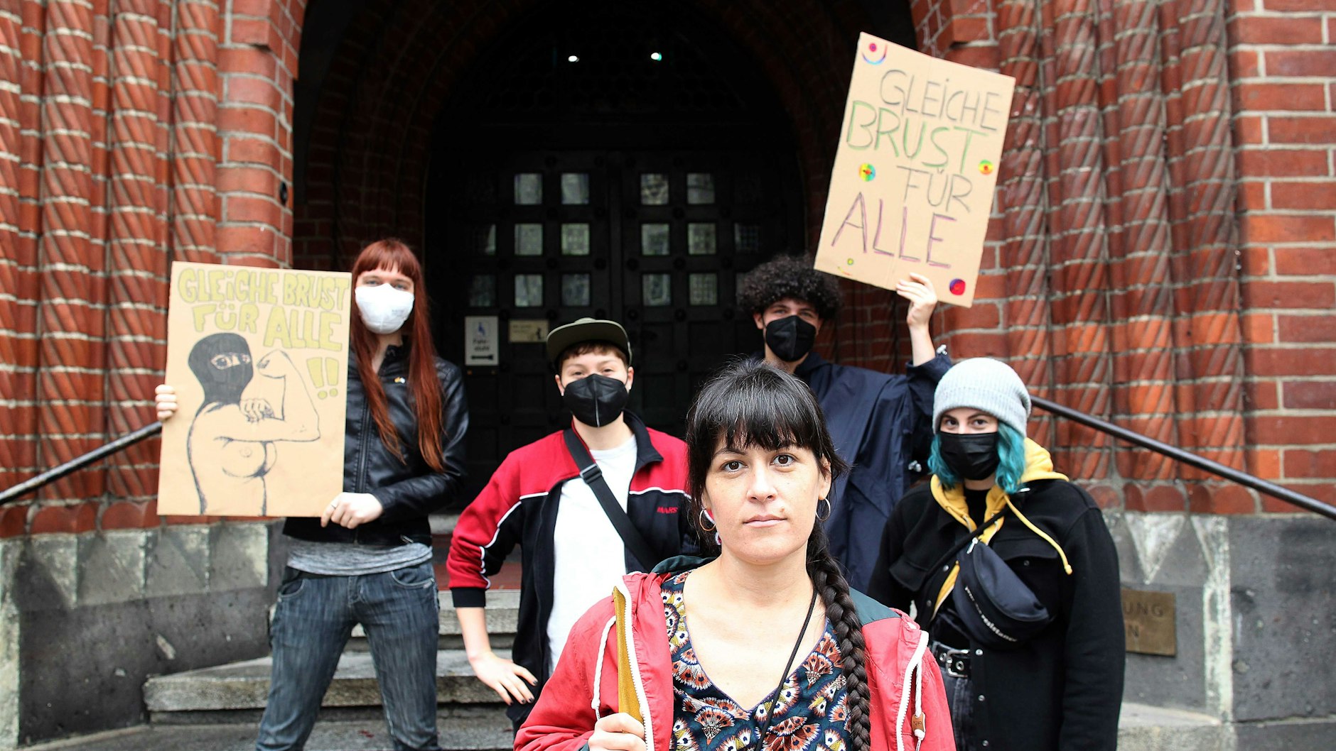 Nach dem Vorfall protestierte Gabrielle Lebreton vor dem Rathaus in Köpenick, traf sich mit Vertretern des Bezirksamtes, dem die Plansche im Plänterwald gehört.
